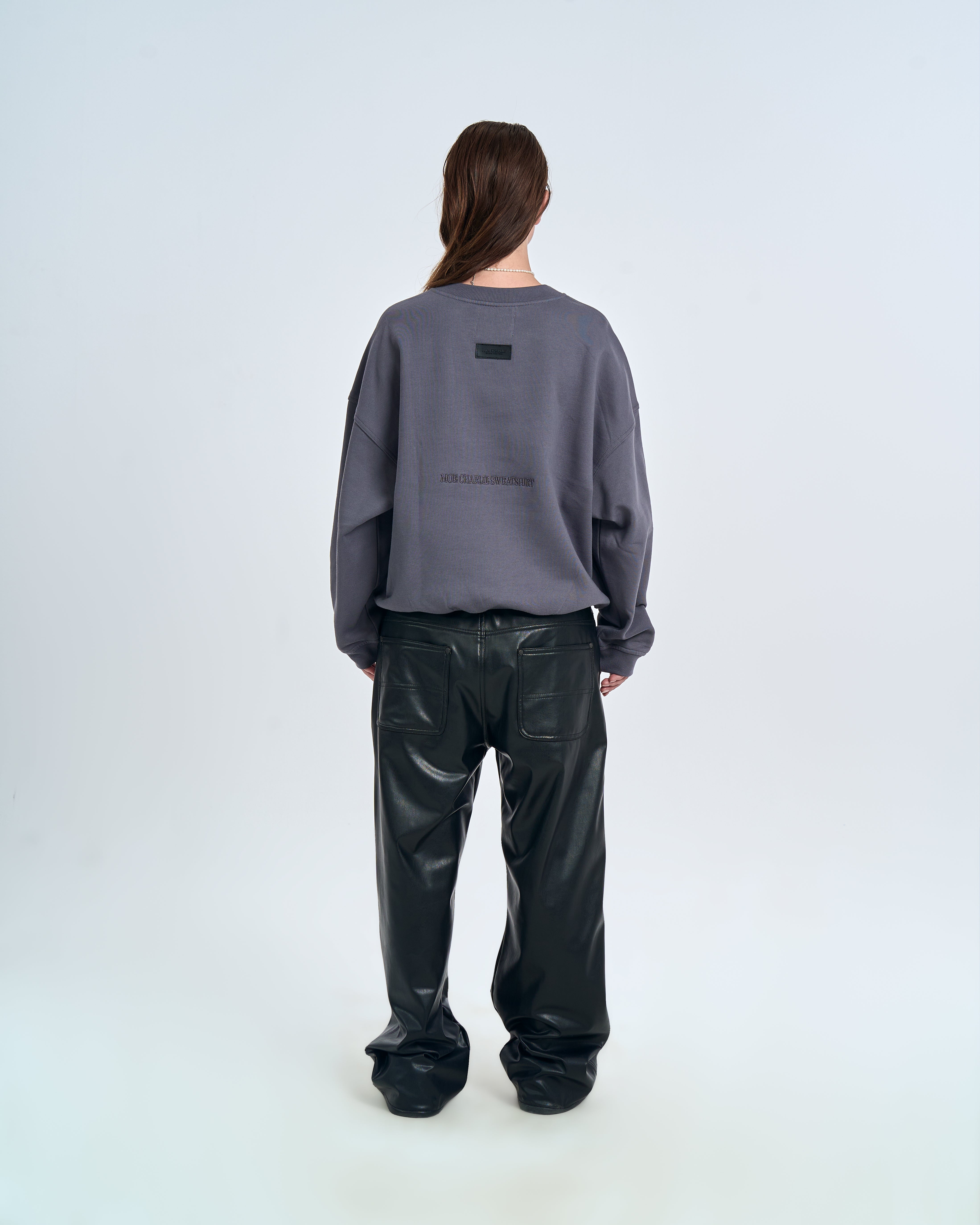 Rückenansicht MOE CHARLIE Born in Exile Sweatshirt Grau, weiblich – Leder-Label und Rückenstickerei