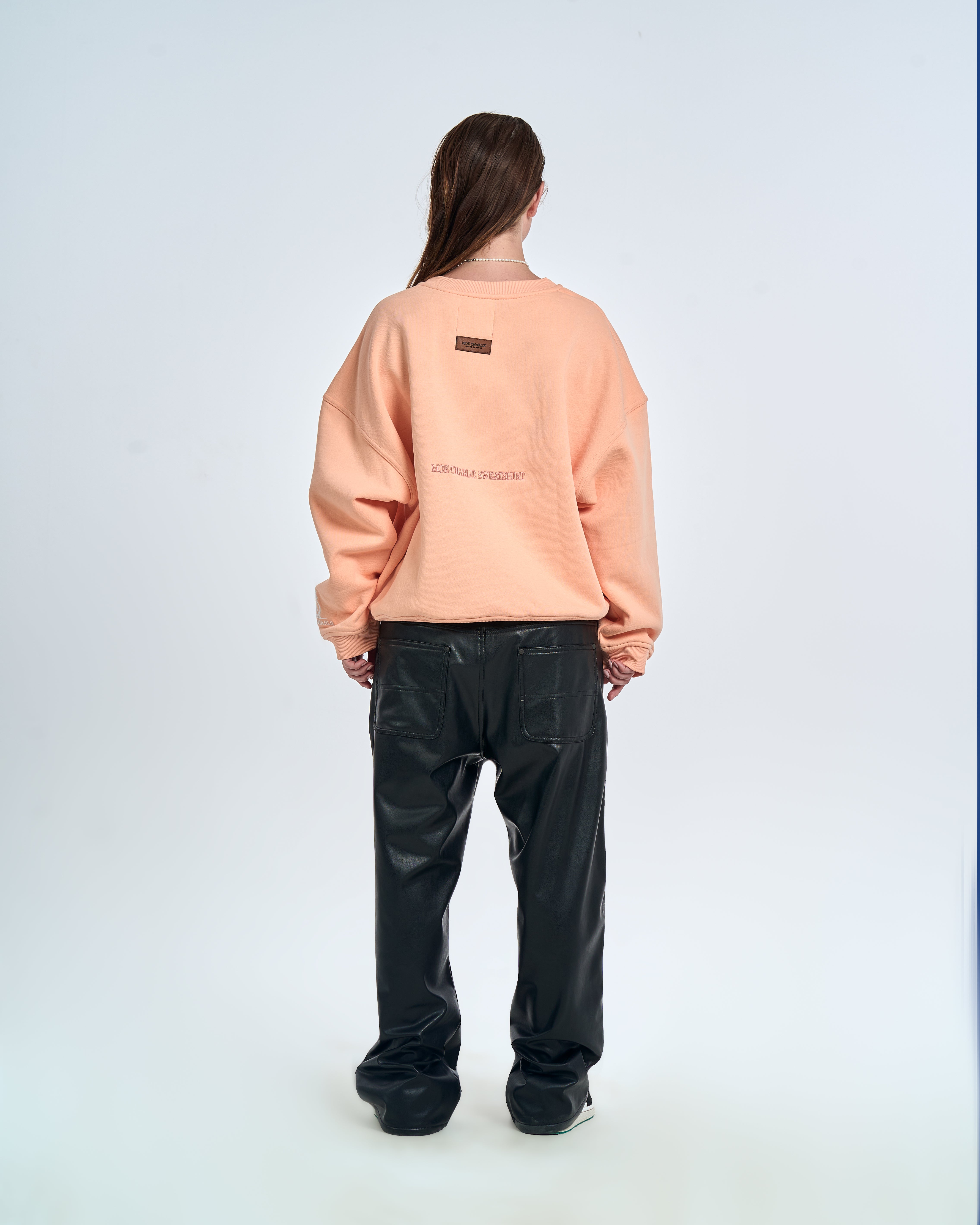 MOE CHARLIE Born In Exile Sweater Peach – Rückenansicht Damen, Lederpatch und Rücken-Stickerei, Lederhose