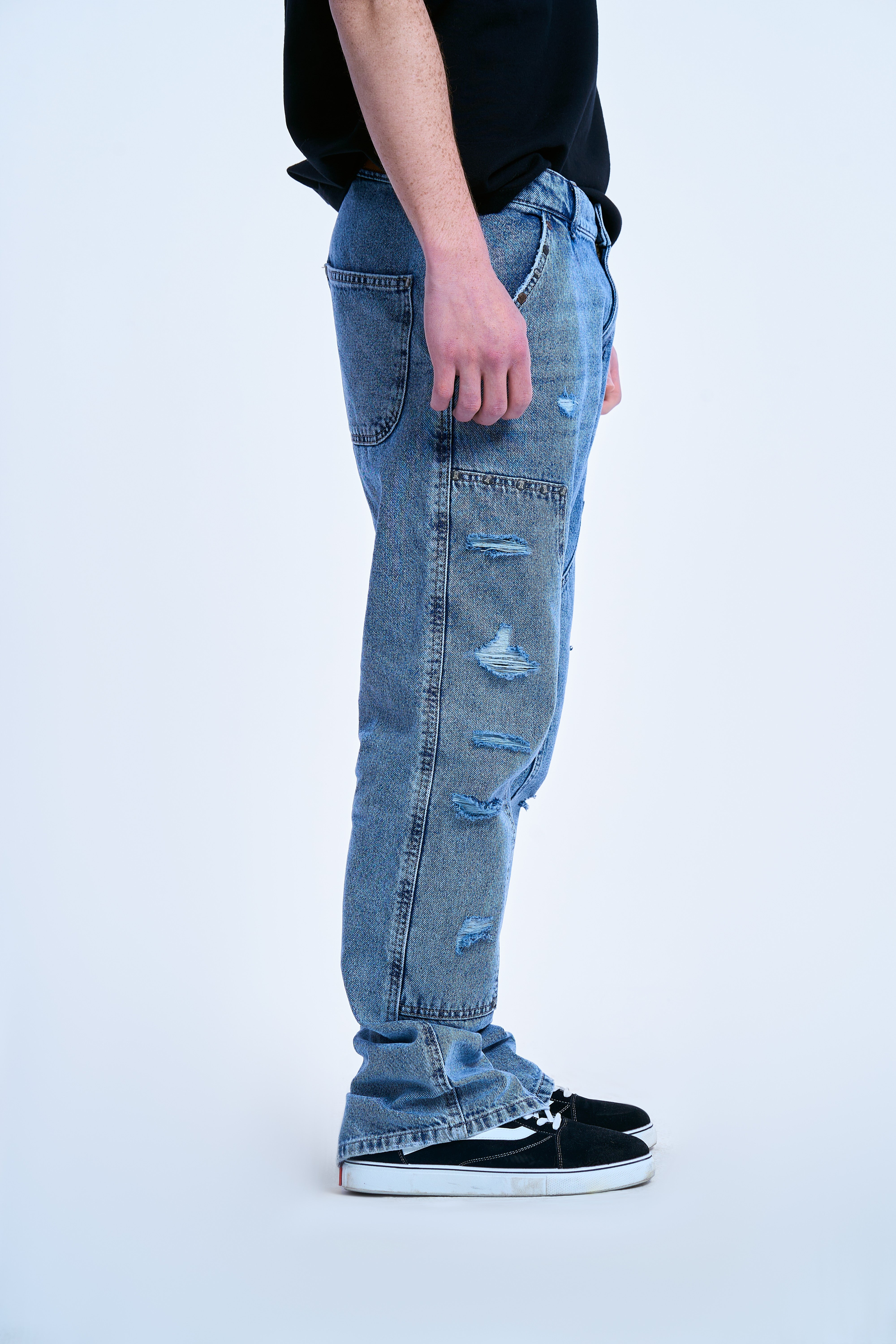 Seitenansicht rechts der MOE CHARLIE Carpenter Flare Jeans – starke Destroyed-Effekte am Beinverlauf sichtbar