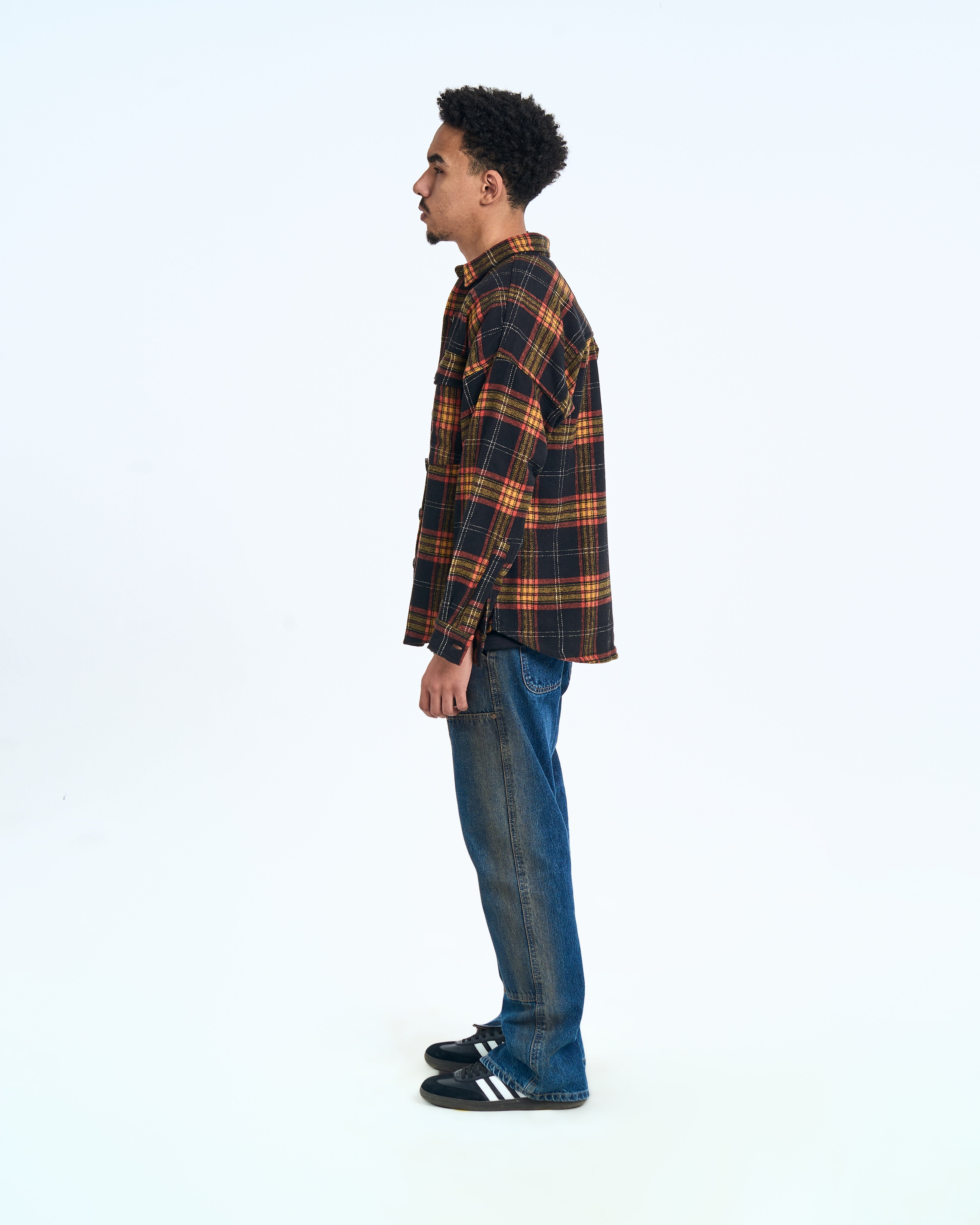 MOE CHARLIE Vintage Flannel Shirt Karo, rechte Seitenansicht maennlich, langer Saum, Sneakers sichtbar
