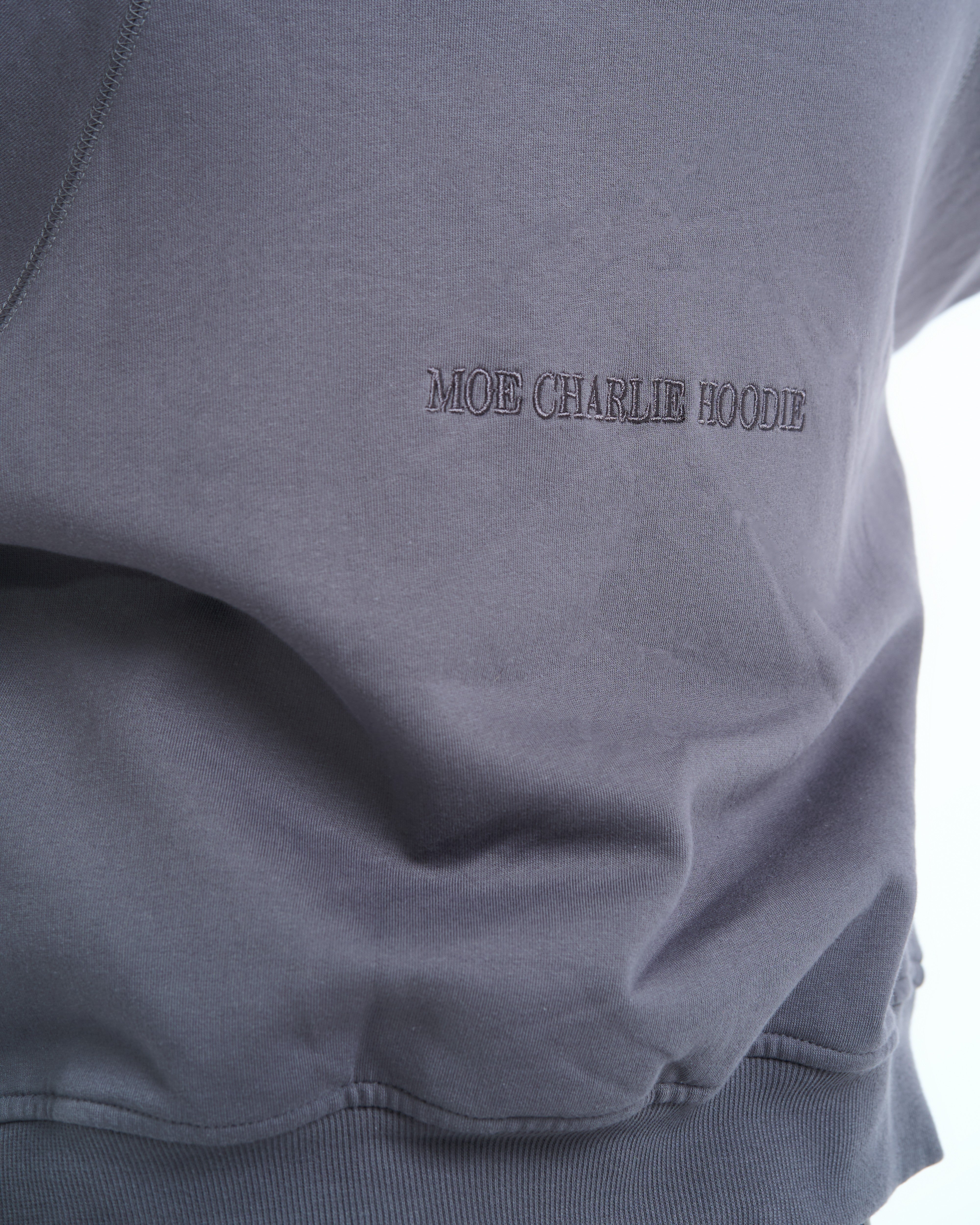 Rückenpartie Cangaroo Hoodie MOE CHARLIE Grau – MOE CHARLIE HOODIE Schriftstickerei auf dem Rücken