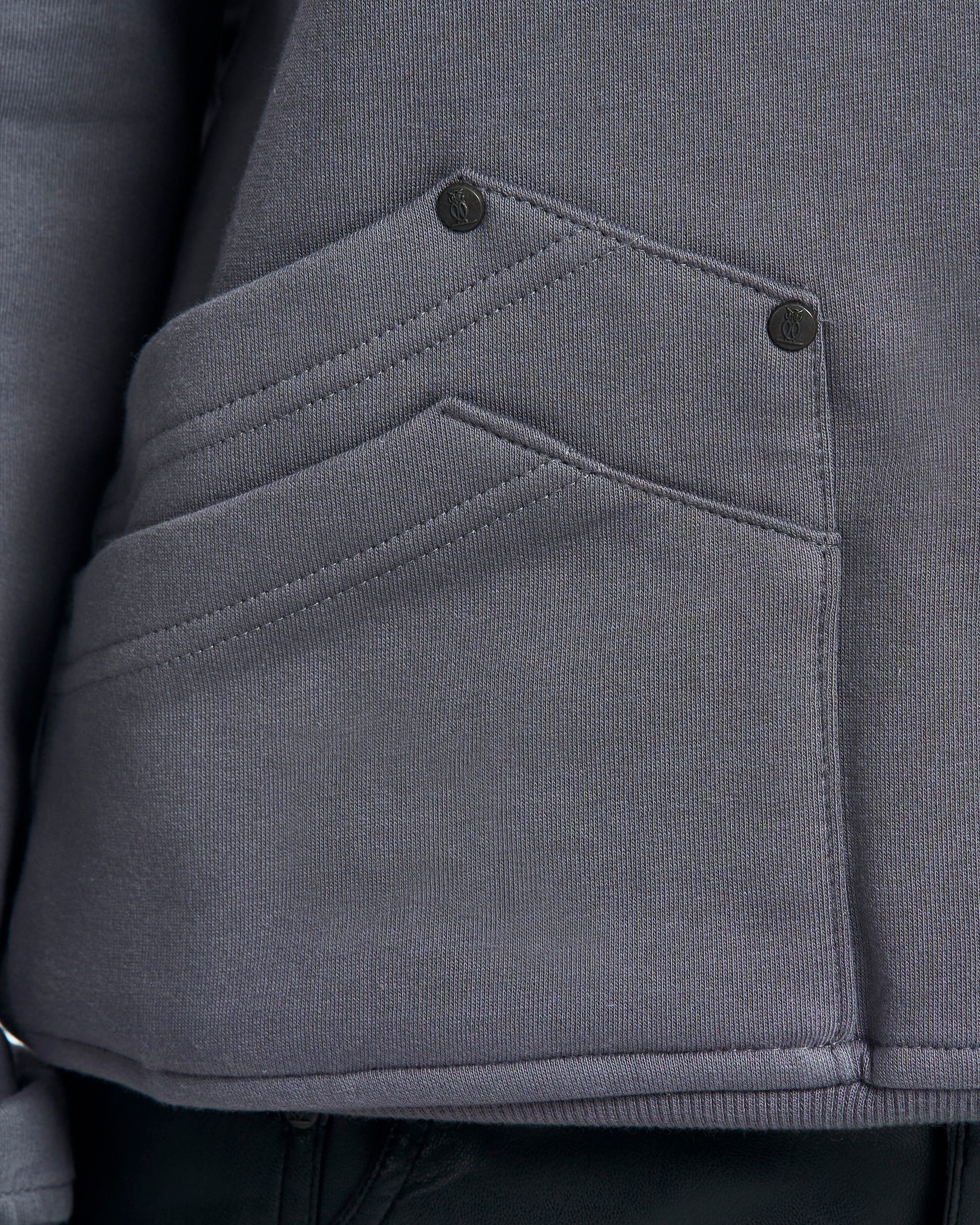 Einzelne Känguru-Tasche des Cangaroo Hoodie MOE CHARLIE in Grau, Druckknopf-Detail in Nahaufnahme