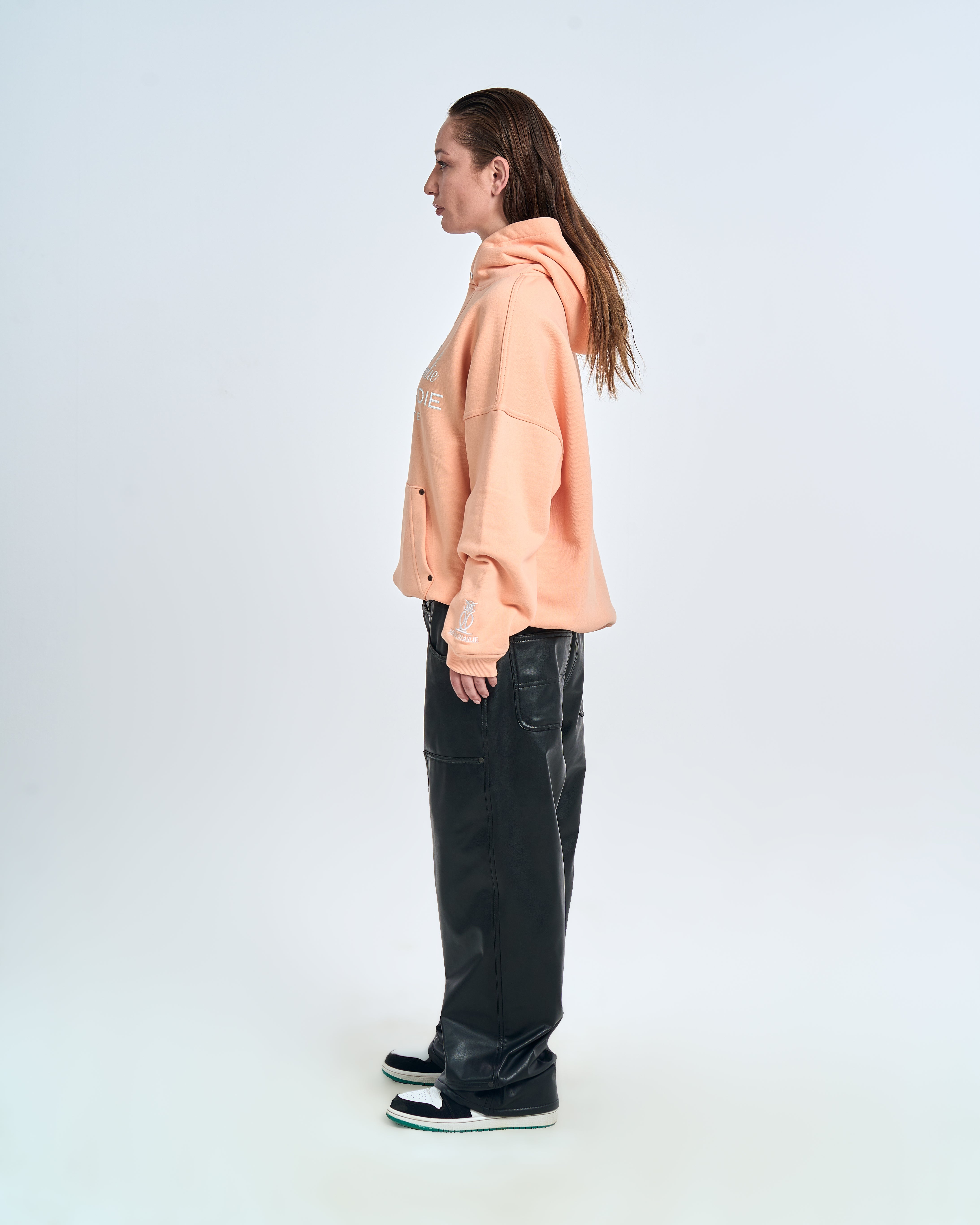 Seitenansicht Ready to Die Hoodie MOE CHARLIE in Peach, weibliche Trägerin, Oversize-Silhouette