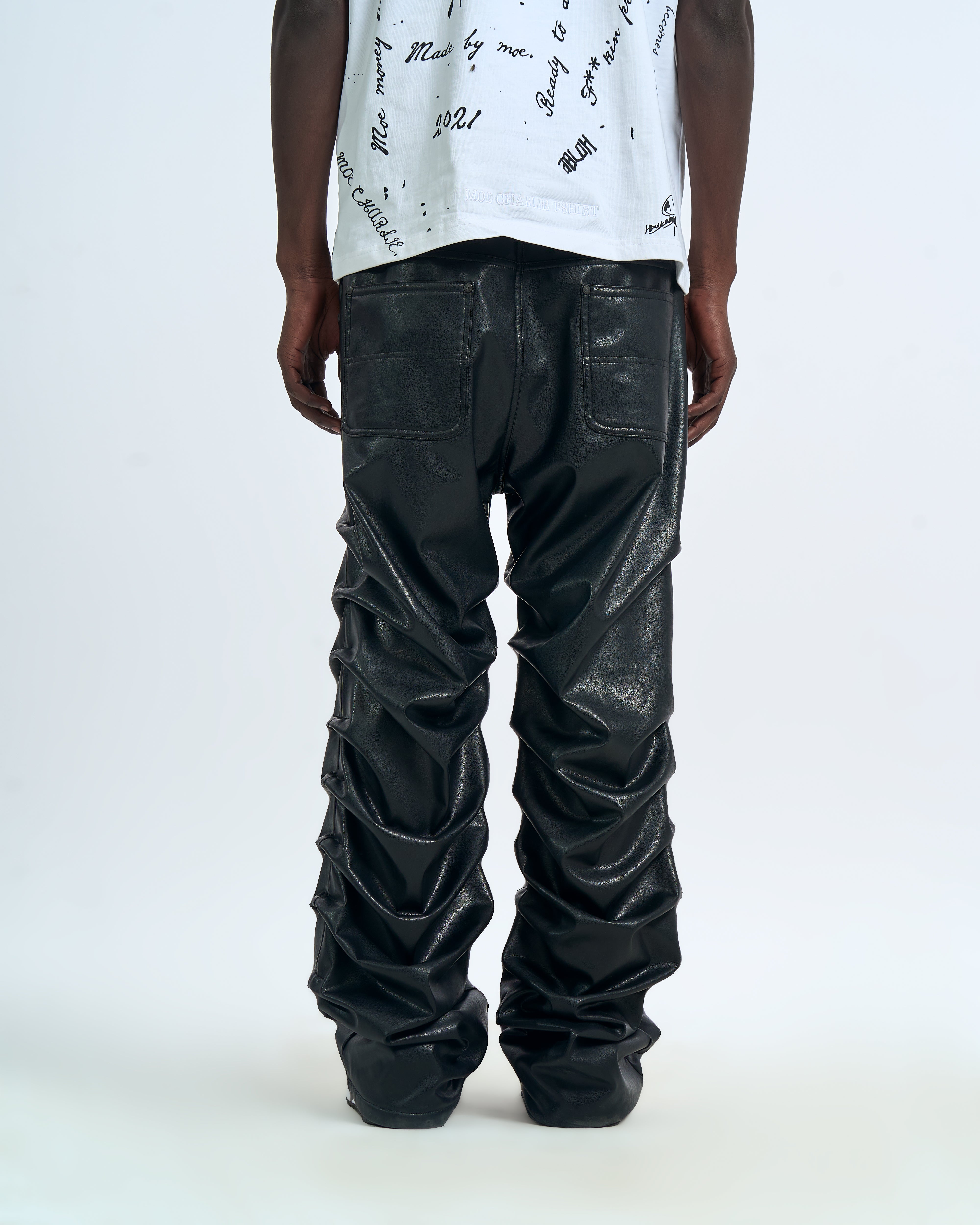 MOE CHARLIE Crow Leather Pants Schwarz, Rueckenansicht maennlich - extreme Leather-Stacking-Effekte am Bein