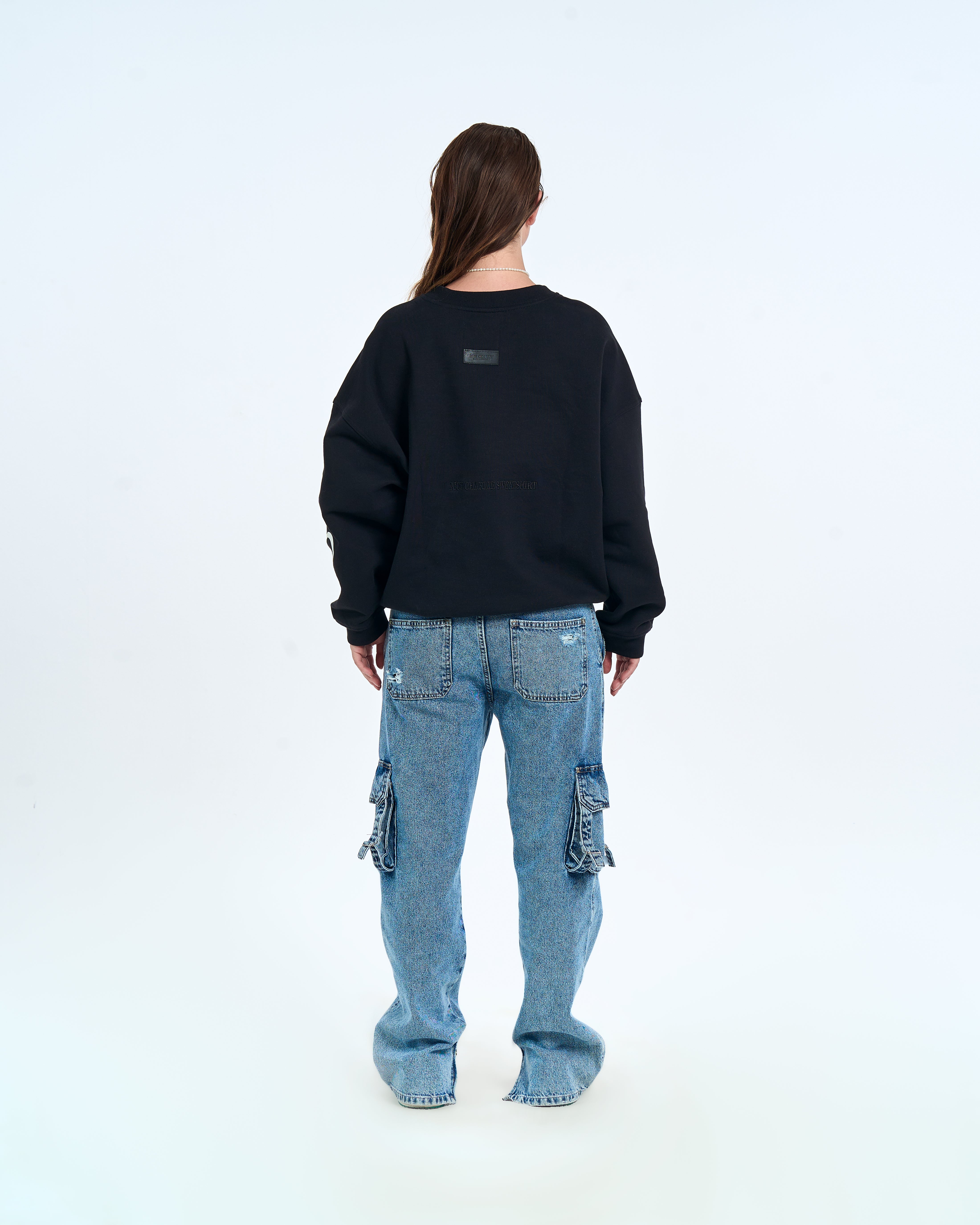 MOE CHARLIE Forbidden Sweater Schwarz - Rueckenansicht Damen, Lederpatch und Ruecken-Stickerei, Cargo-Jeans
