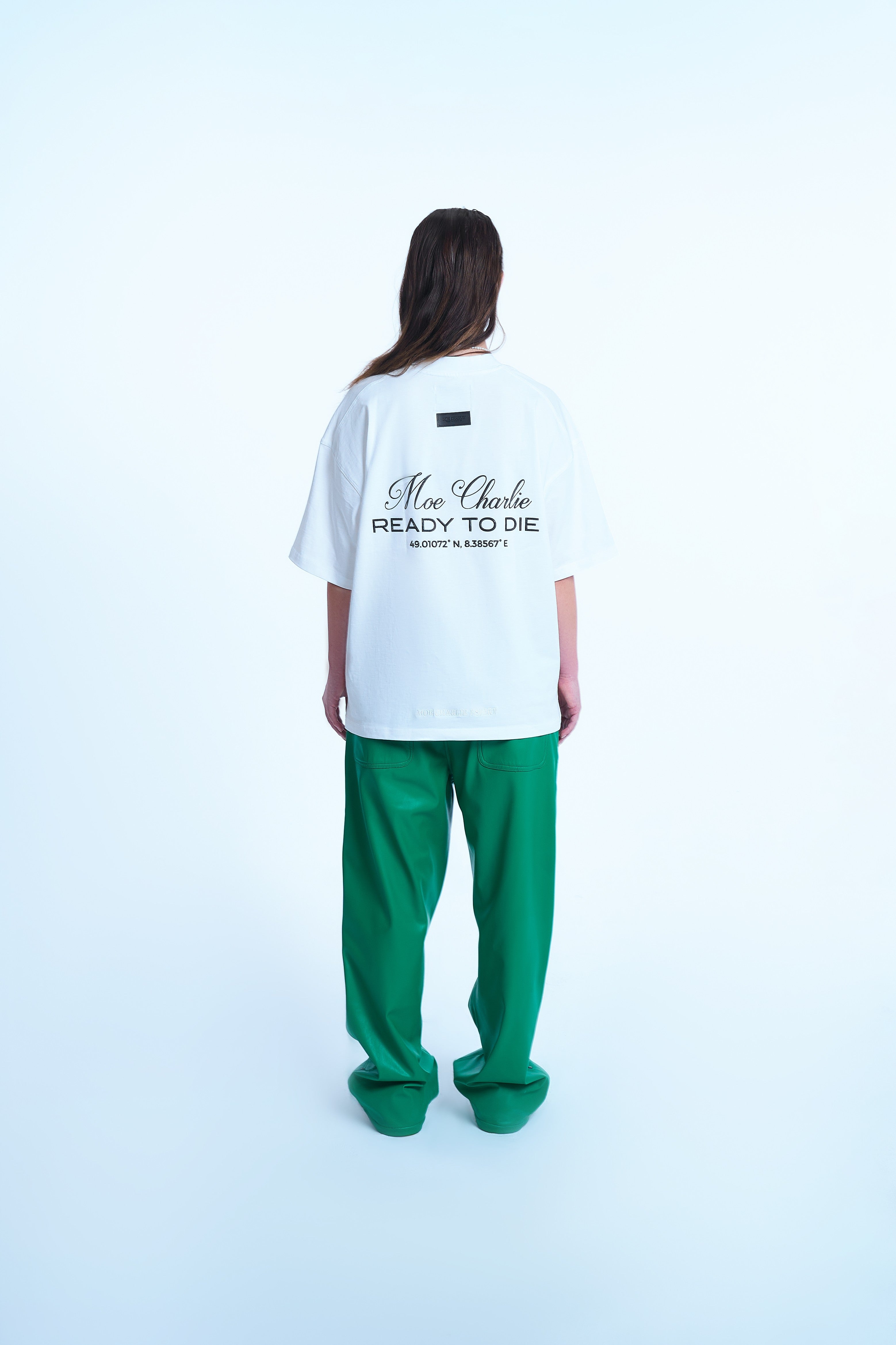 Rückenansicht weiblicher Model MOE CHARLIE Ready To Die Weiß – schwarzer Script- und Blockprint mittig auf Rücken