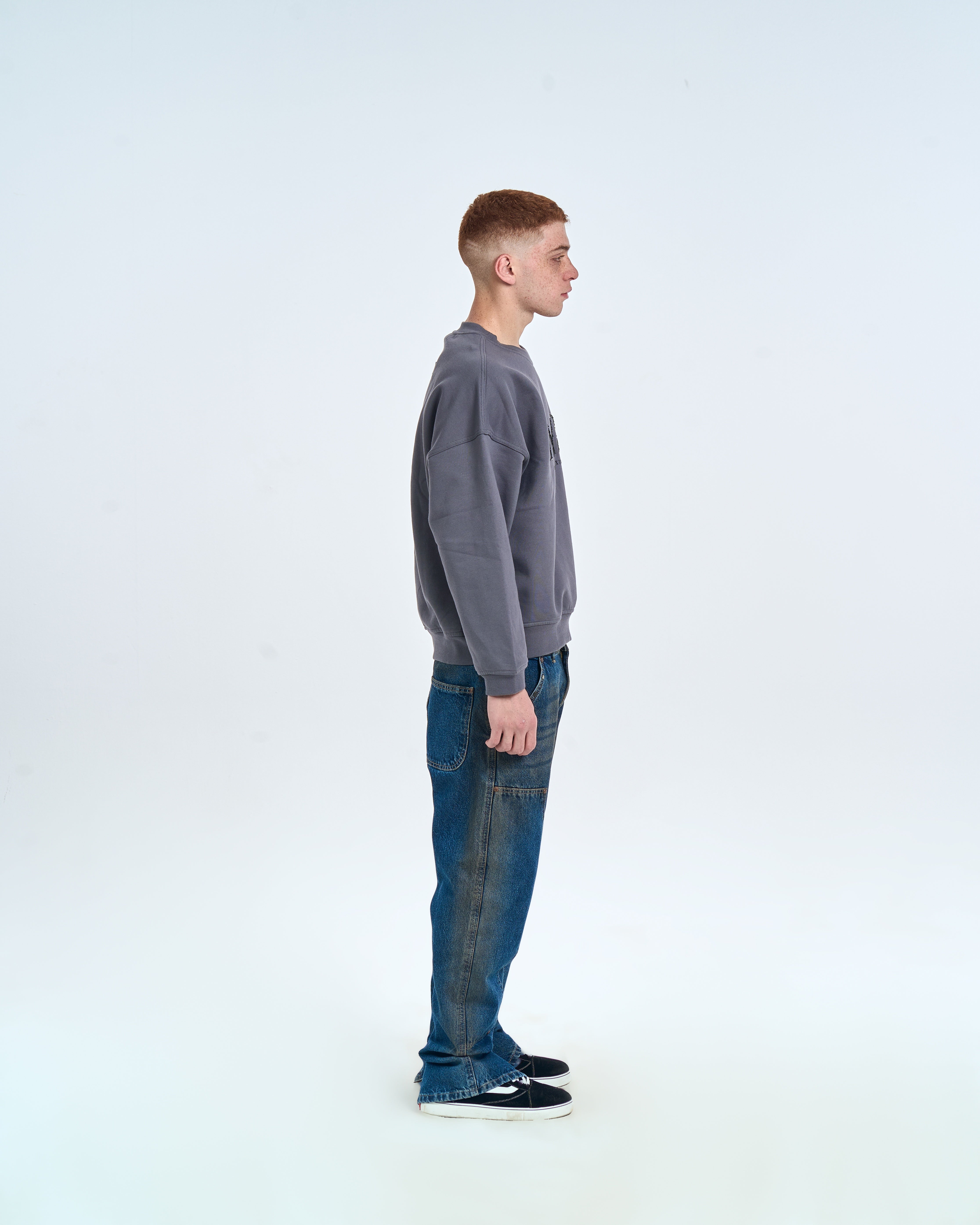 Born in Exile Sweatshirt Grau von MOE CHARLIE, rechte Seitenansicht männlich, locker fallender Oversize-Schnitt