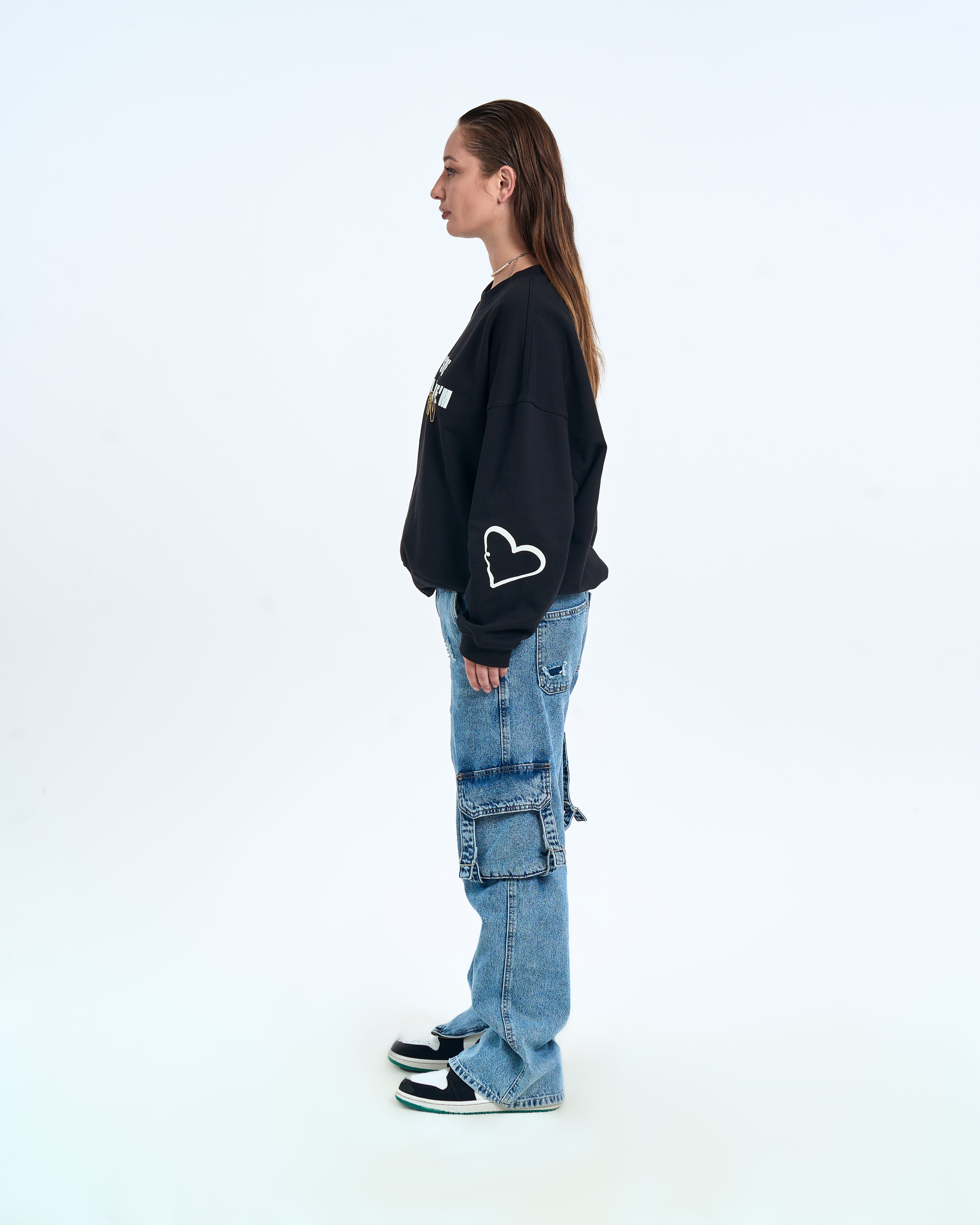 MOE CHARLIE Forbidden Sweater Schwarz - Seitenansicht Damen, Herz-Outline am Ellenbogen, Cargo-Jeans