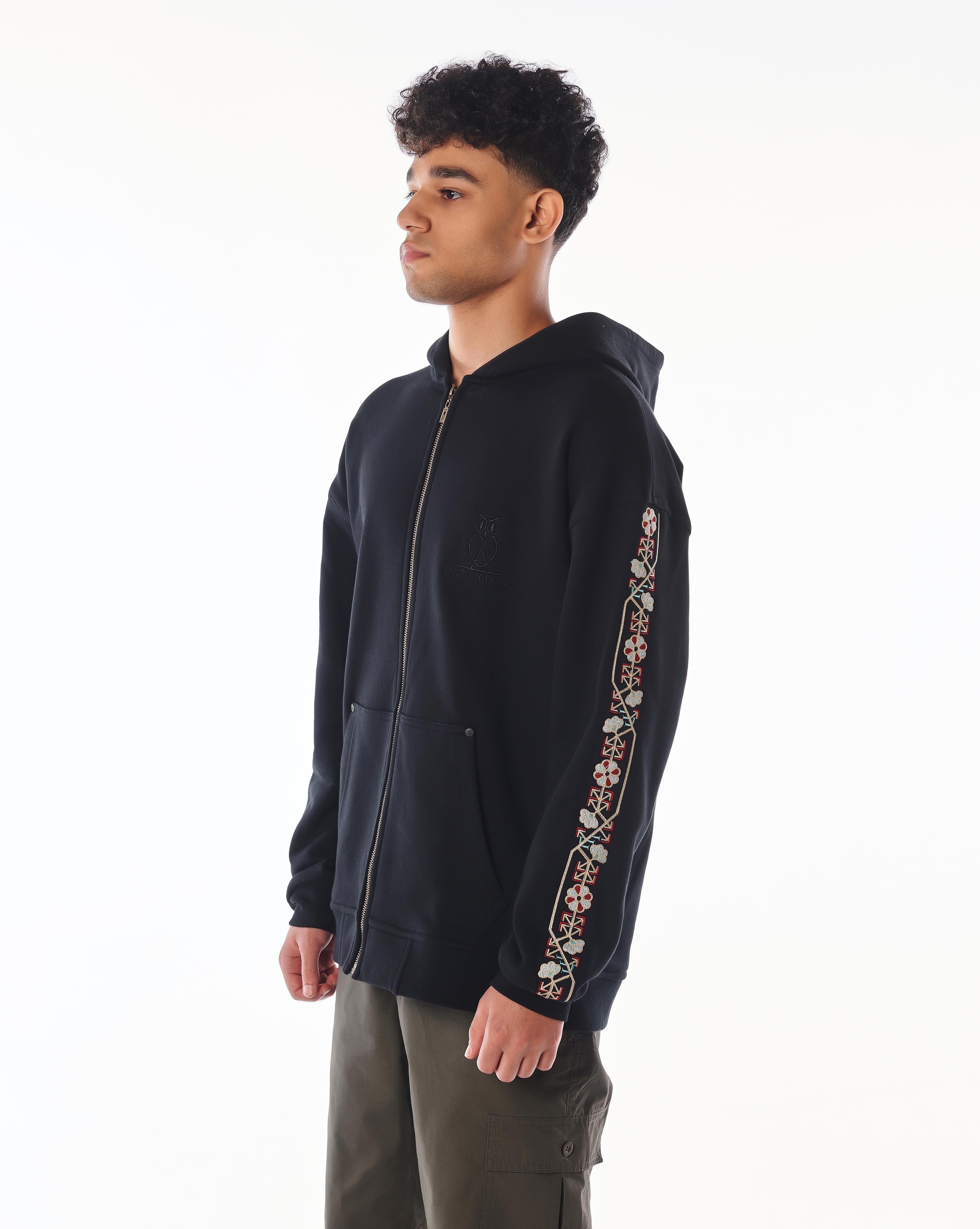 MOE CHARLIE Culture Zip-Hoodie, Dreiviertelansicht, Reißverschluss und ton-in-ton Owl-Logo auf der Brust sichtbar
