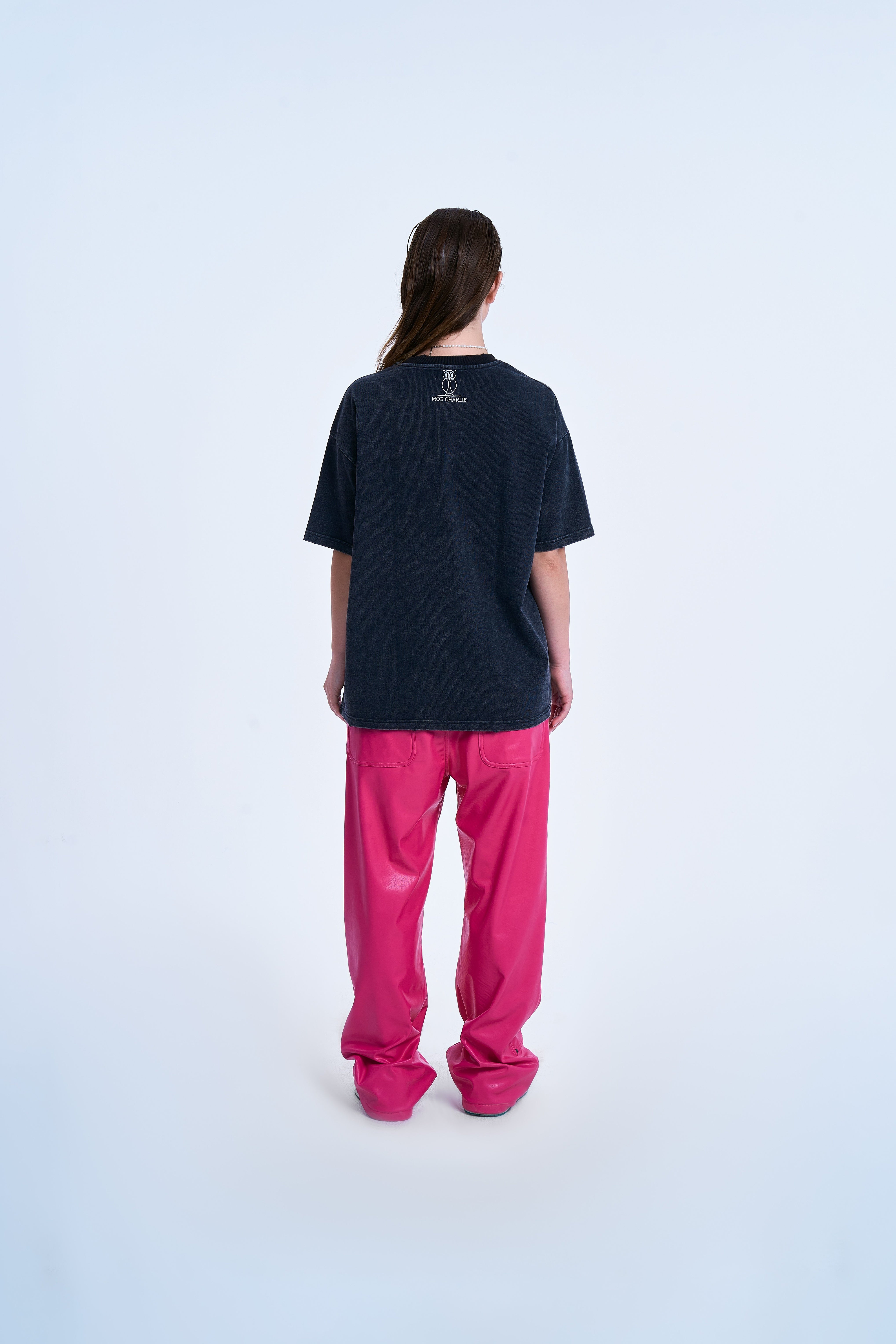 MOE CHARLIE Never Lonely T-Shirt – Rückenansicht Damen, Eulen-Logo am oberen Rücken, Hot-Pink-Lederhose