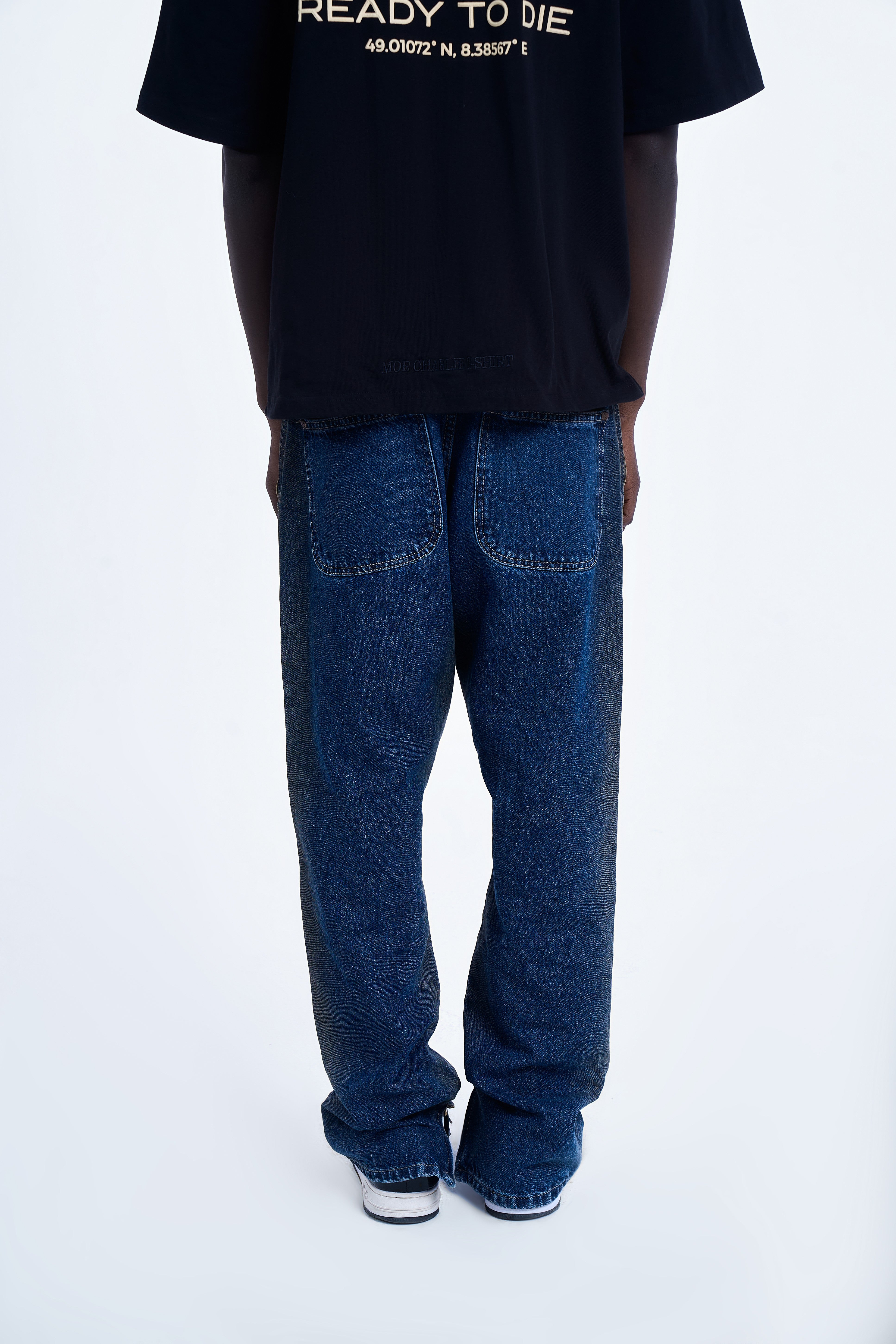 Rückenansicht der MOE CHARLIE Double Knee Flare Jeans – große Worker-Gesäßtaschen im Utility-Stil, dunkle Waschung