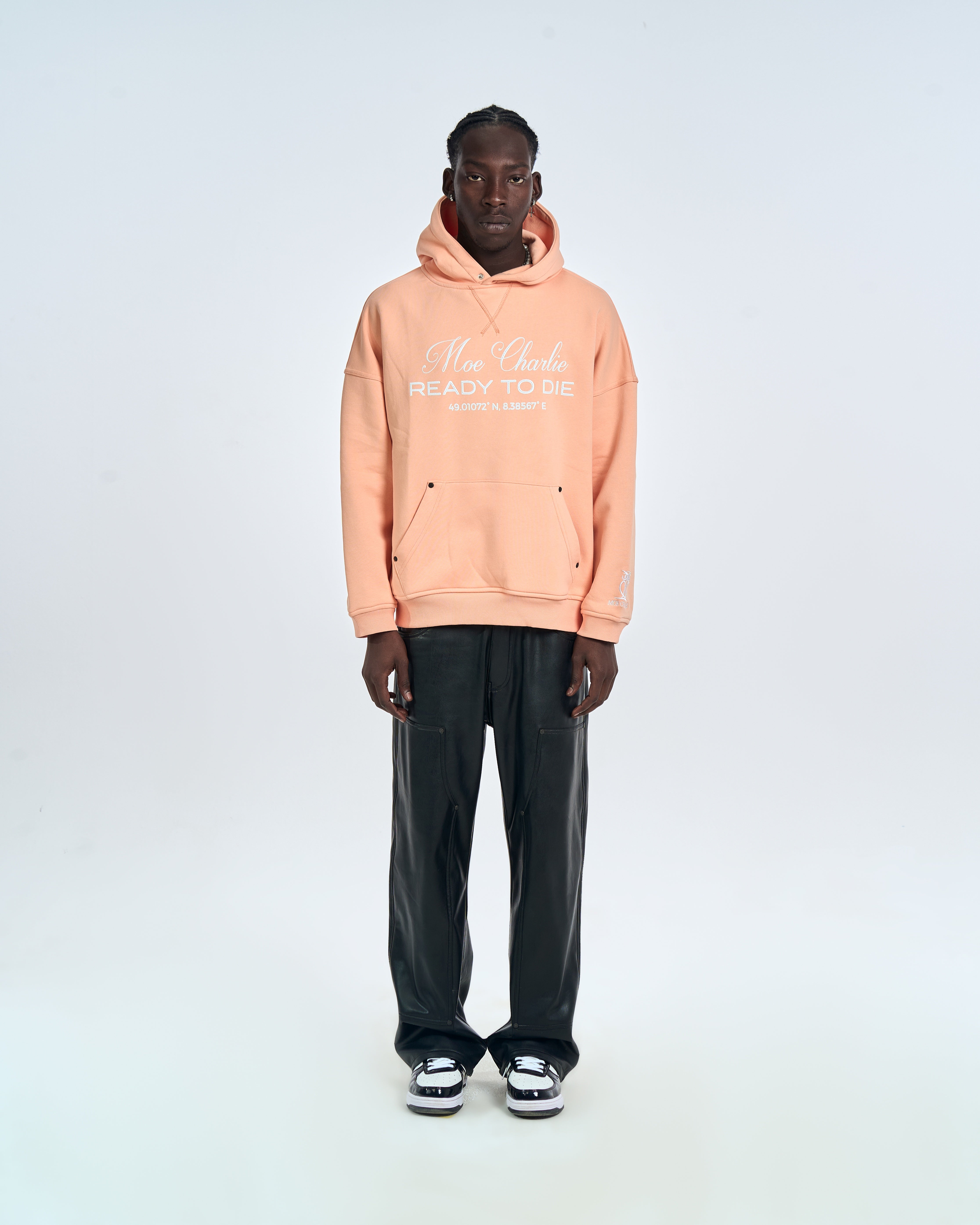 MOE CHARLIE Ready to Die Hoodie in Peach, Frontansicht, weißer Schriftzug-Print und Känguru-Tasche