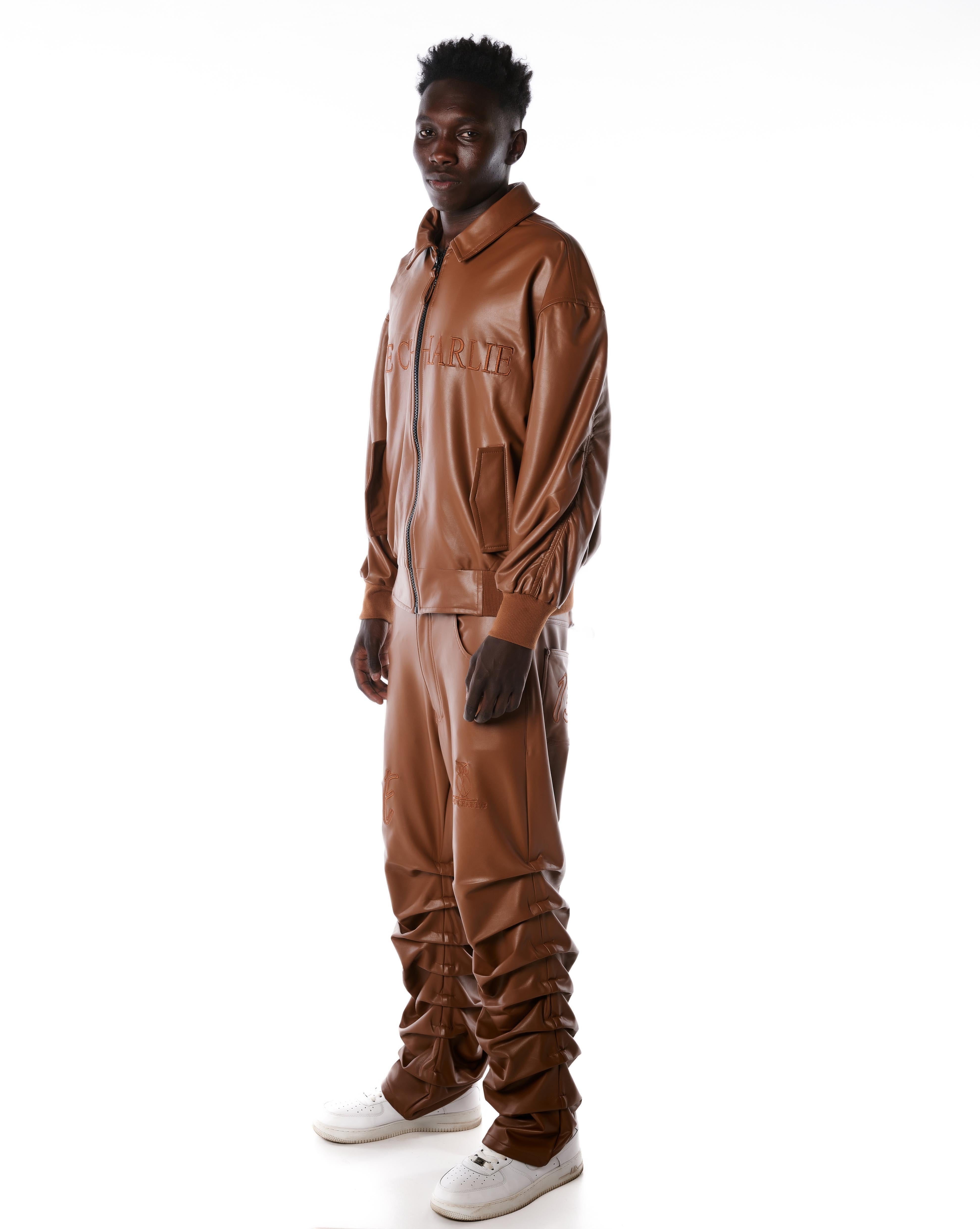 Lederhose Braun von MOE CHARLIE, seitliche Dreiviertelansicht, glänzende Leder-Optik mit Stacked-Silhouette am Bein
