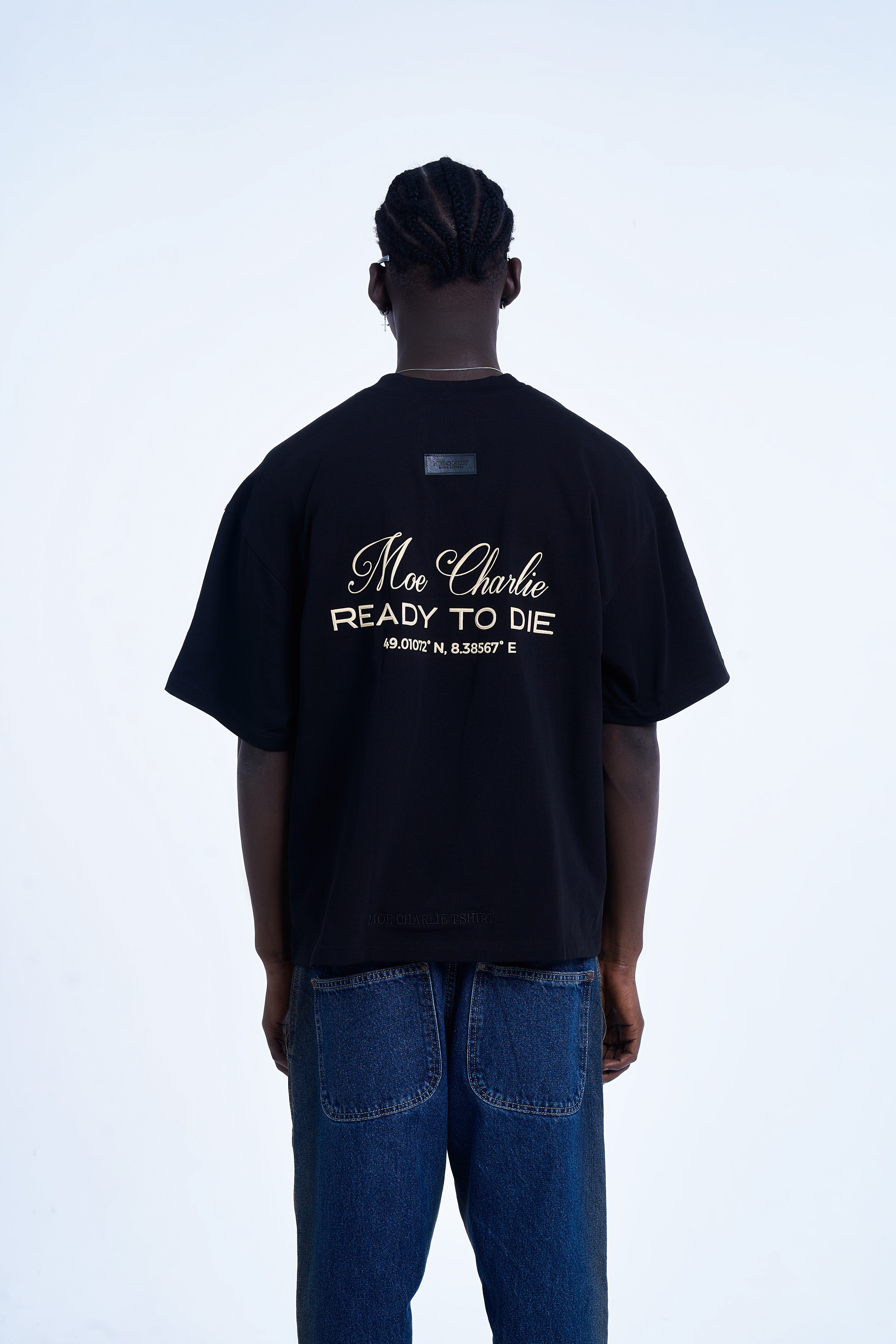 Rückenansicht MOE CHARLIE Ready To Die T-Shirt – großer cremefarbener Script- und Blockprint zentriert