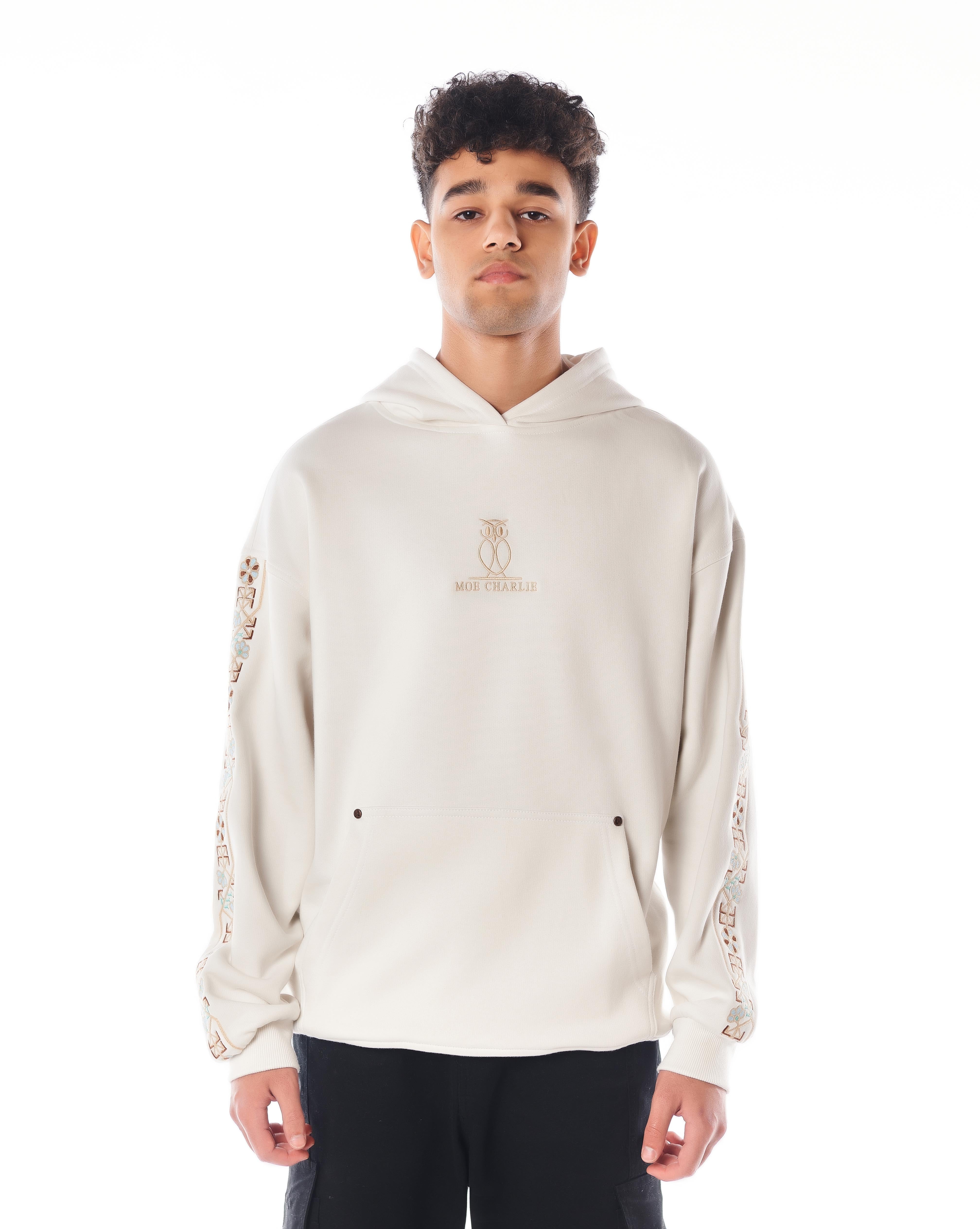 Frontaufnahme Star White Hoodie, goldener MOE CHARLIE Owl-Schriftzug auf der Brust deutlich sichtbar