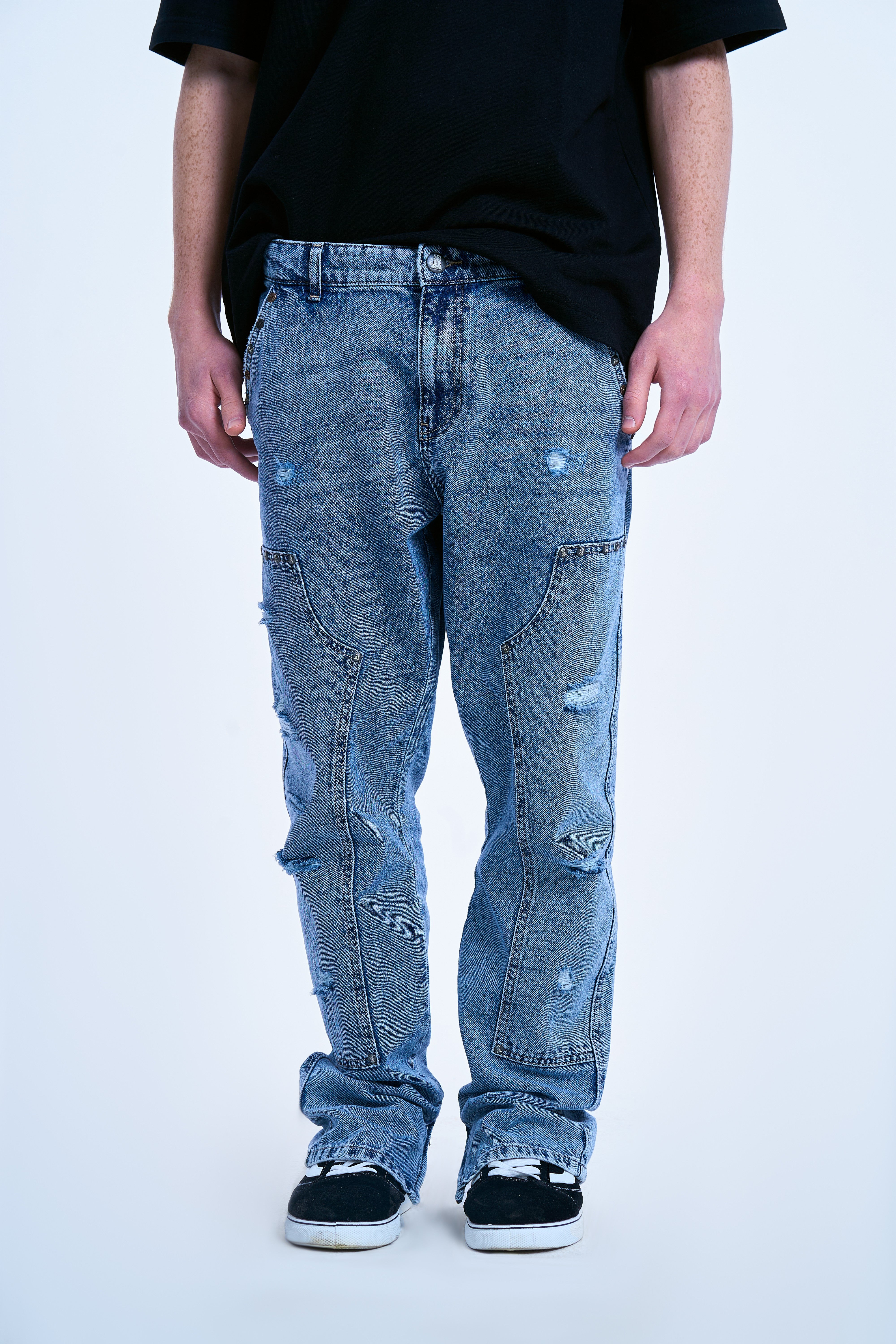 MOE CHARLIE Carpenter Flare Denim hellblau – Frontansicht mit Utility-Paneelen, Heavy Distressing und breitem Saum