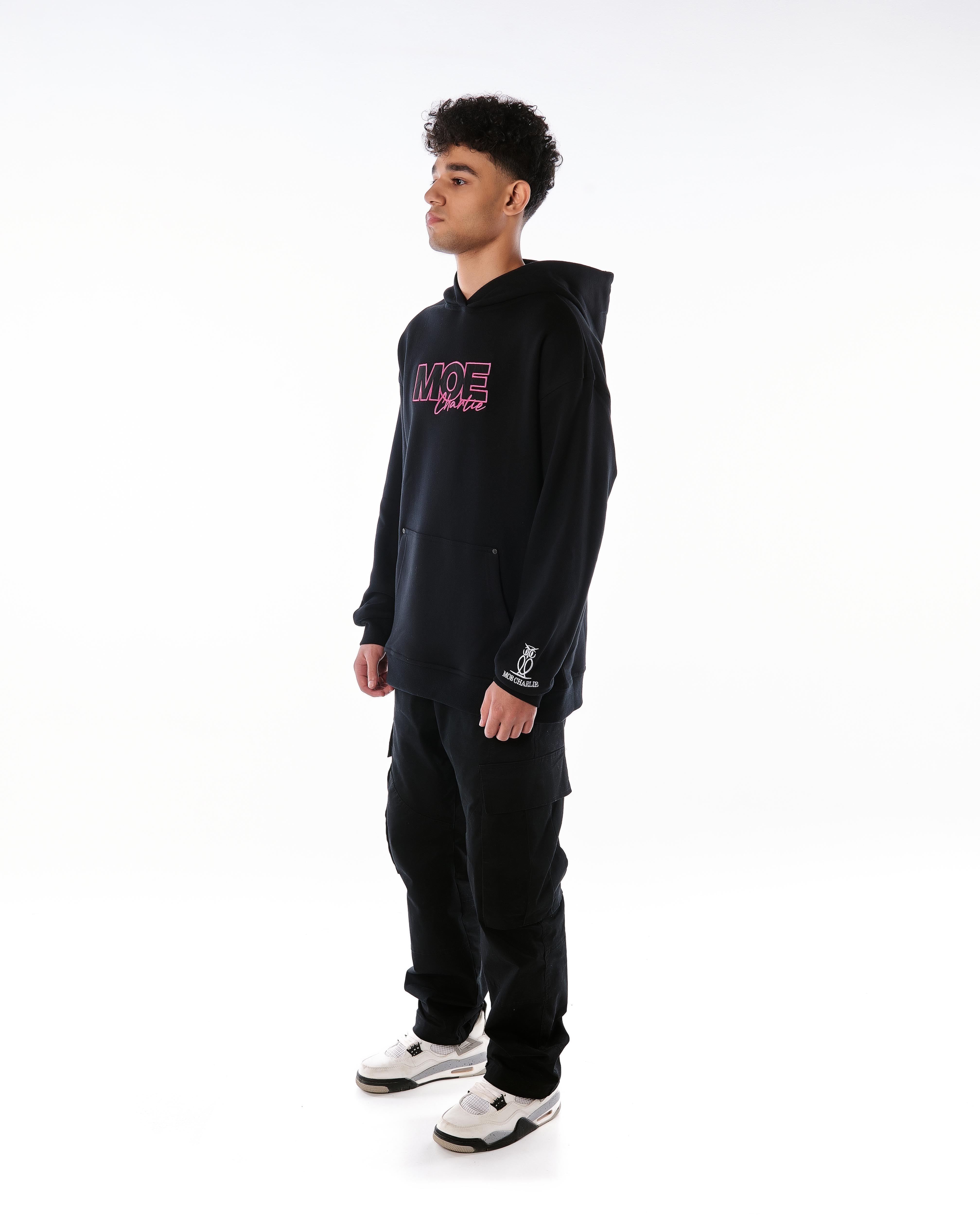 Ganzkörper-Seitenansicht MOE CHARLIE Pink Passion Hoodie, Frontprint seitlich, Jordan Sneakers und Cargo-Hose