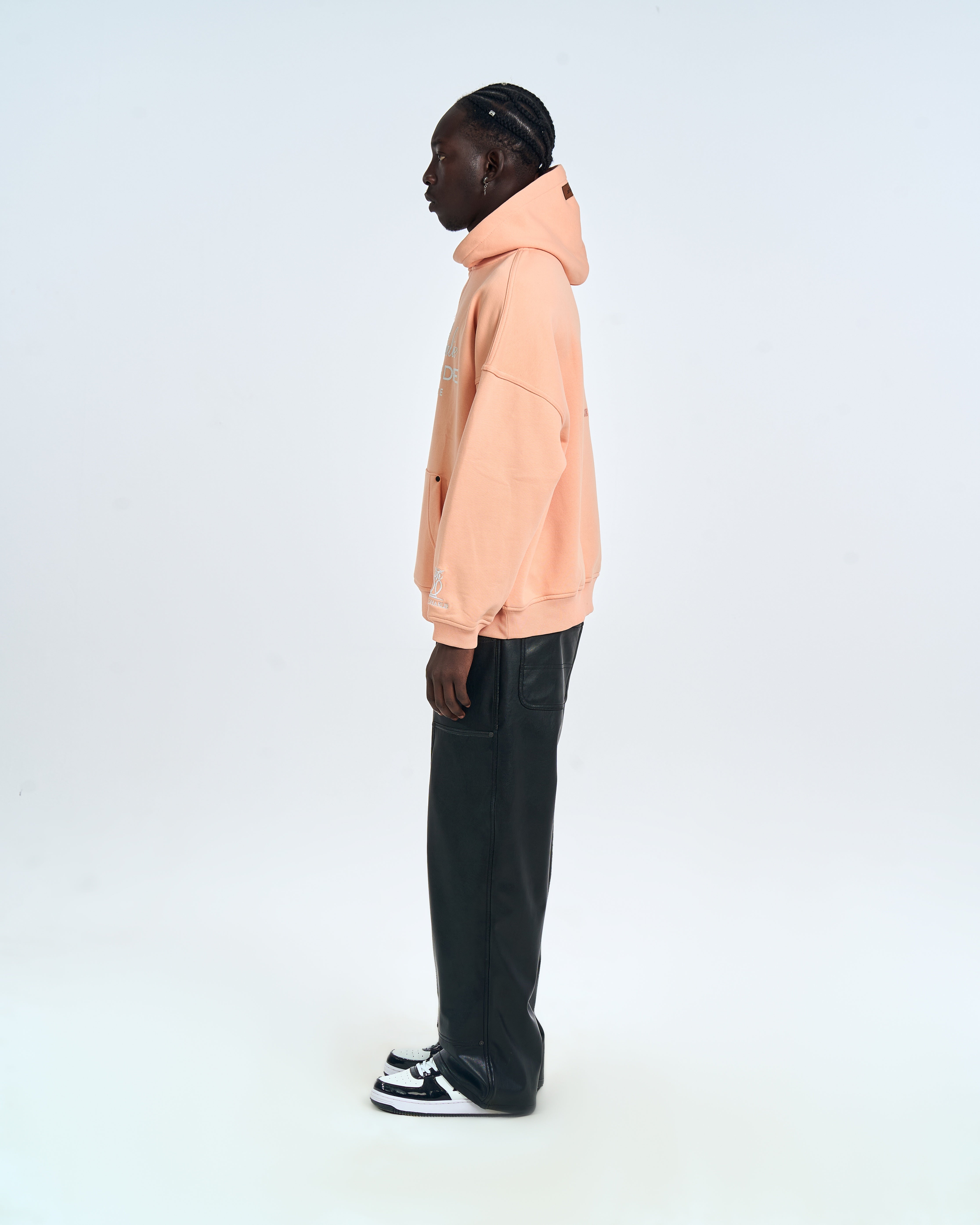 MOE CHARLIE Ready to Die Hoodie Peach, rechte Seitenansicht, Oversize-Schnitt mit Sleeve-Stickerei