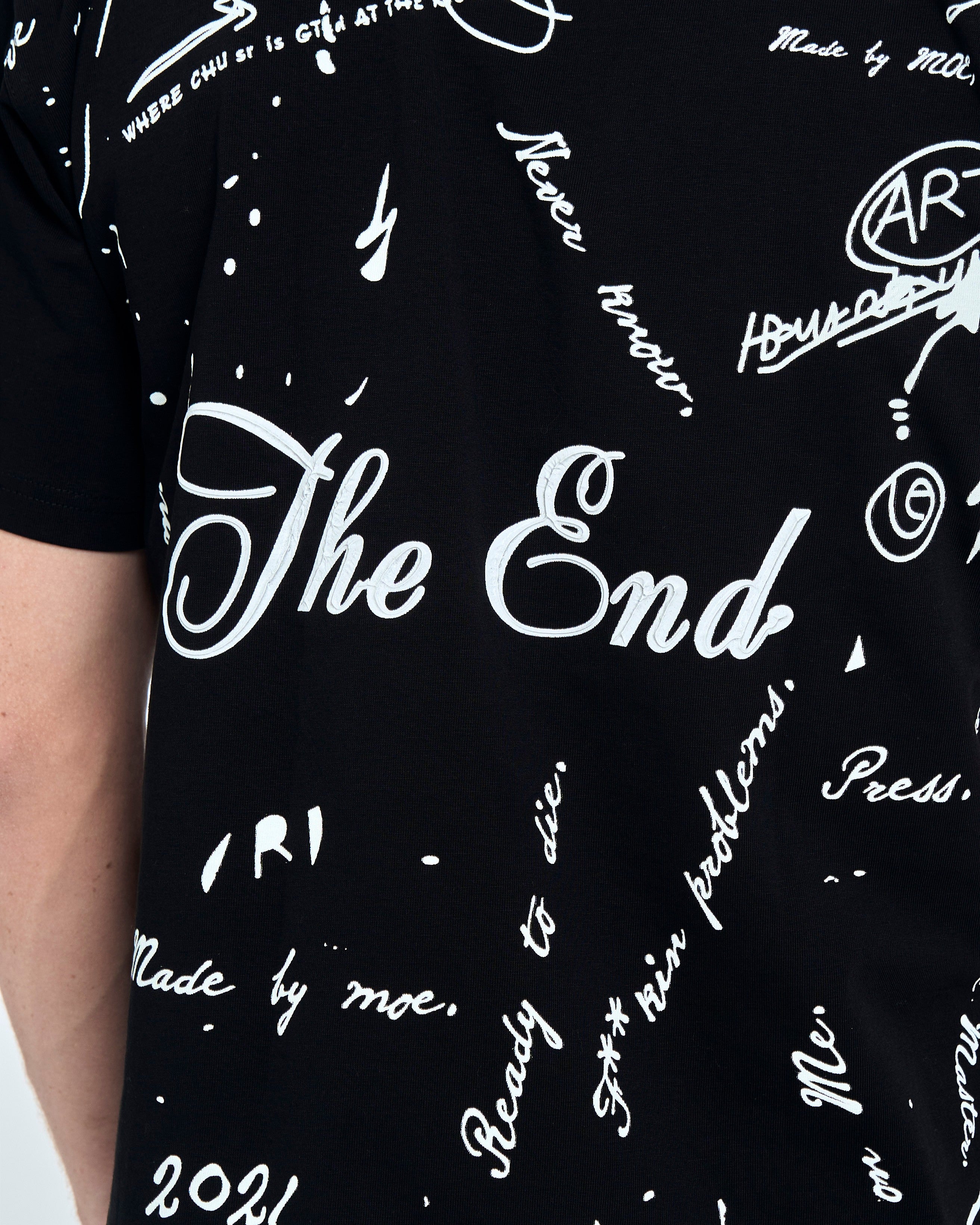 Detailaufnahme All-Over-Print - weisses Graffiti-Script mit The End, Never Lonely, Made by Moe auf Schwarz