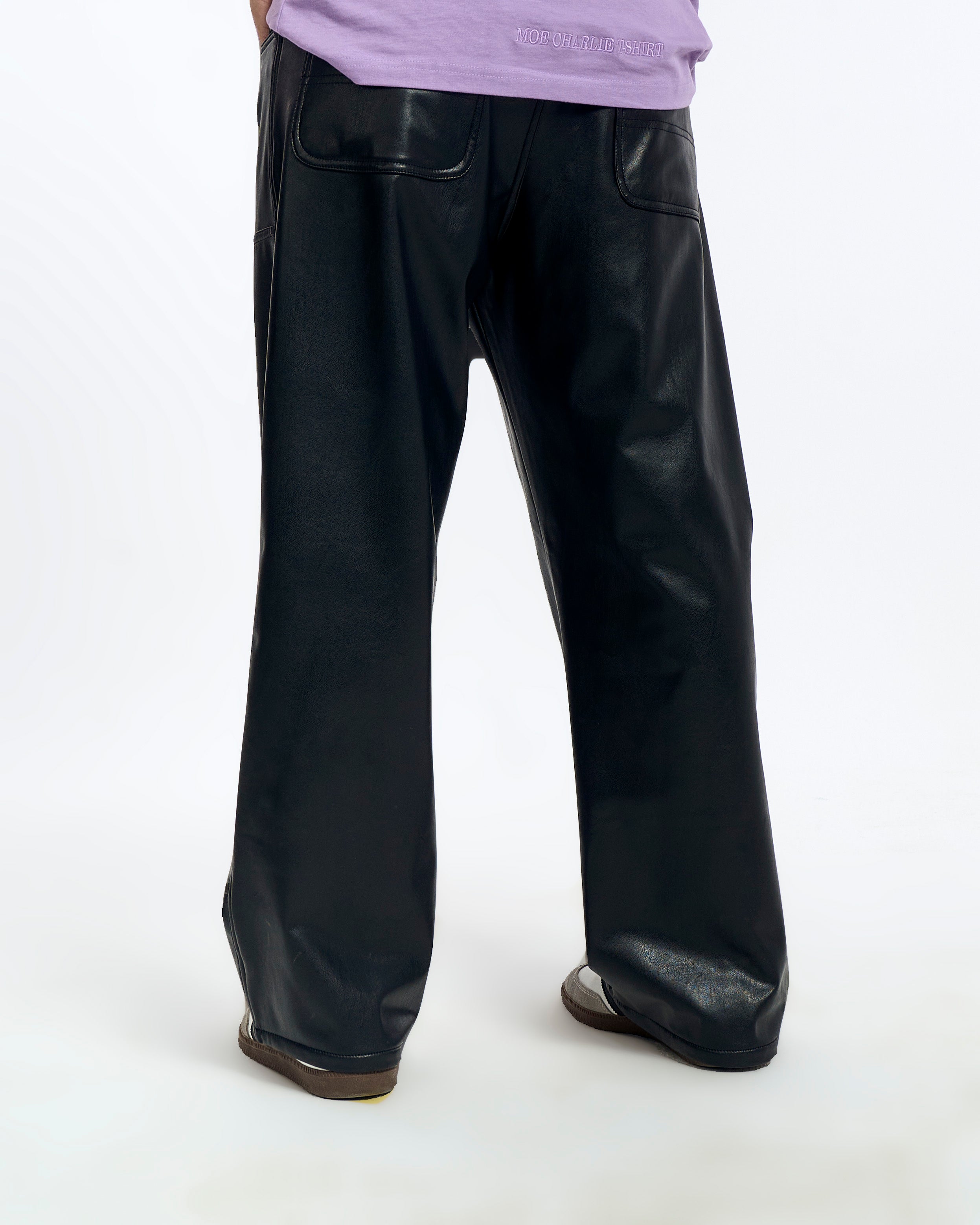 Rueckenansicht schwarze Carpenter Leather Pants von MOE CHARLIE, weiblich, grosse Gesaesstasche sichtbar