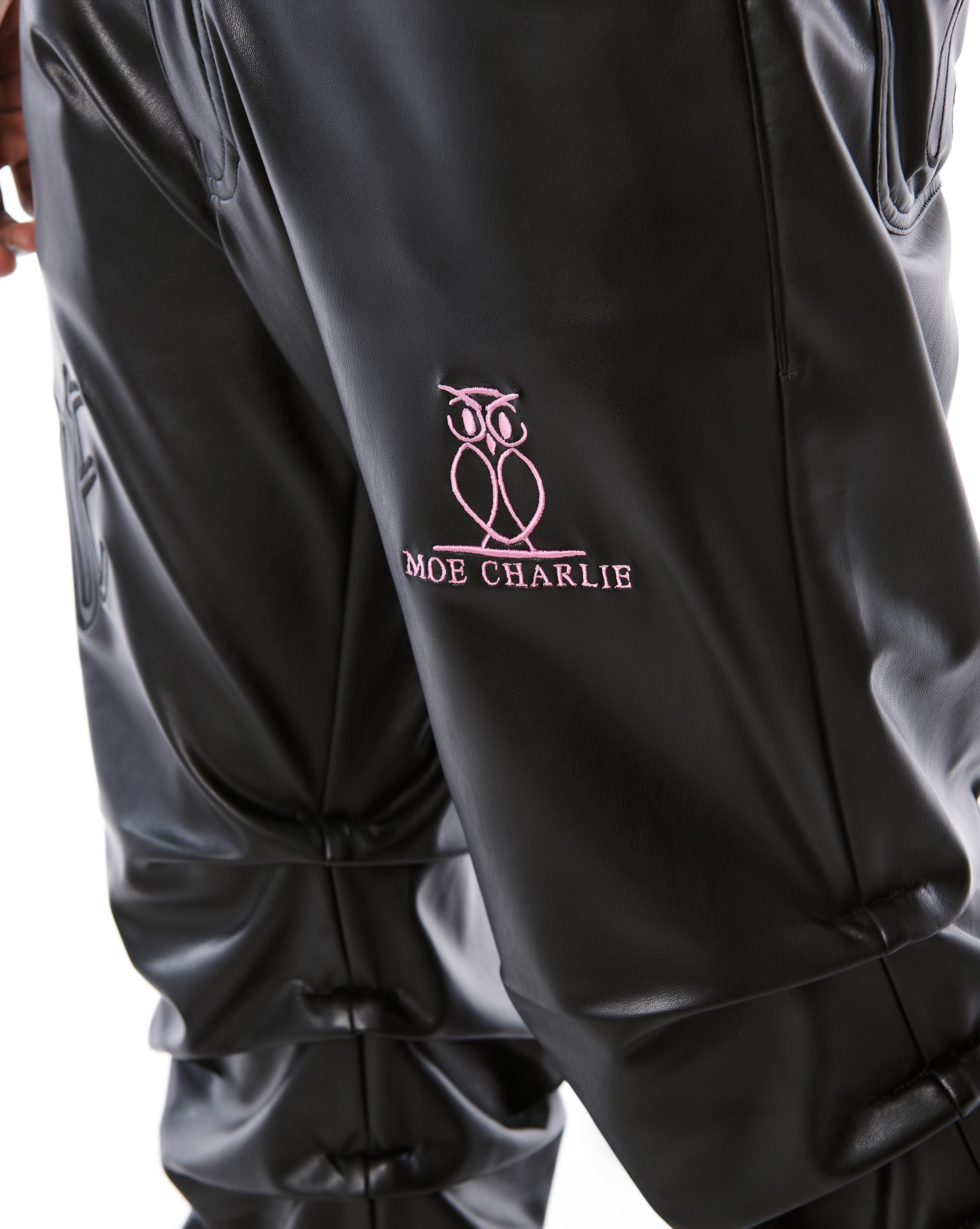 Nahaufnahme der MOE CHARLIE Lederhose Schwarz, rosa Owl-Stickerei auf dem Oberschenkel sichtbar