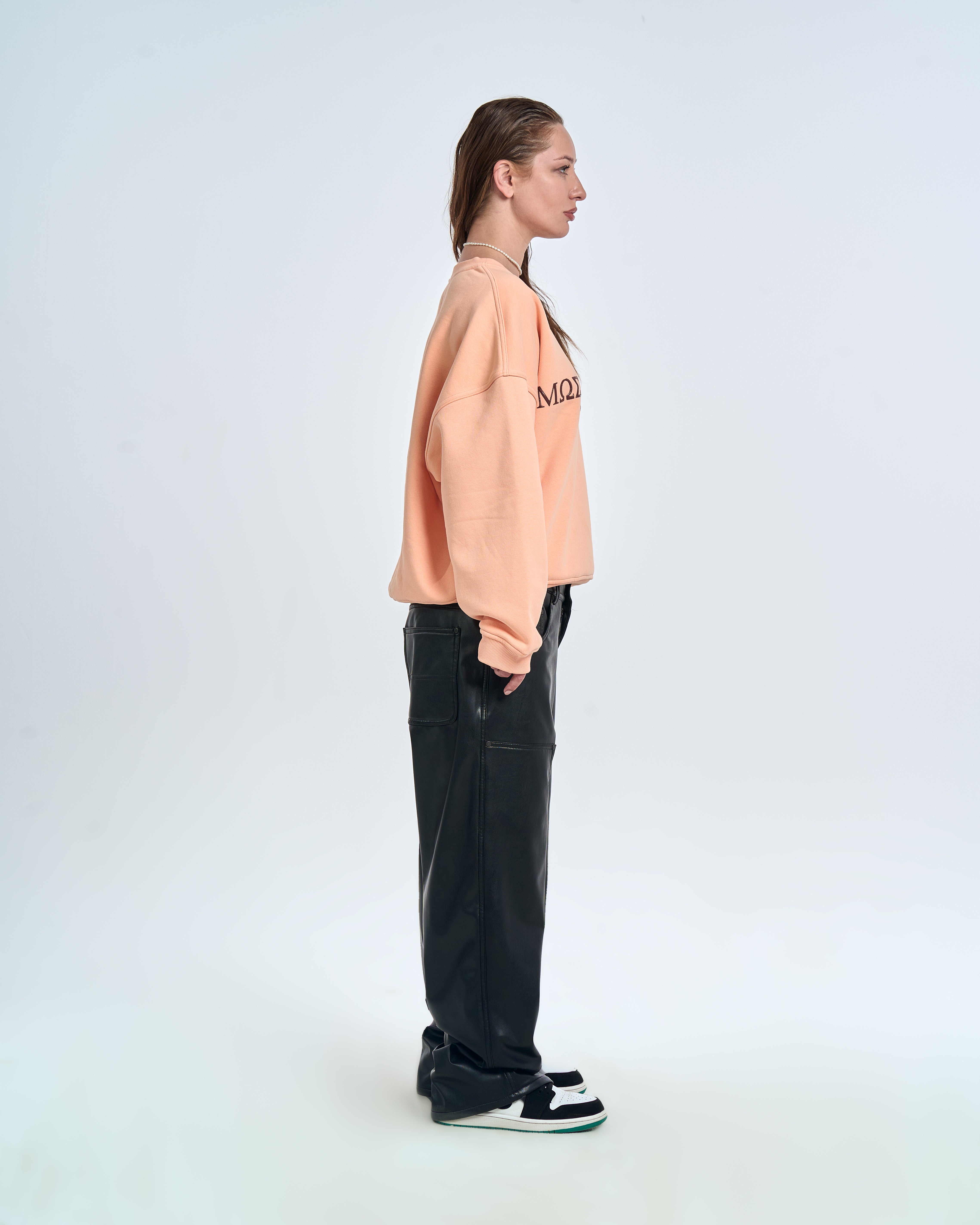 MOE CHARLIE Born In Exile Sweater Peach – Seitenansicht rechts Damenmodel, Oversize-Silhouette, schwarze Lederhose