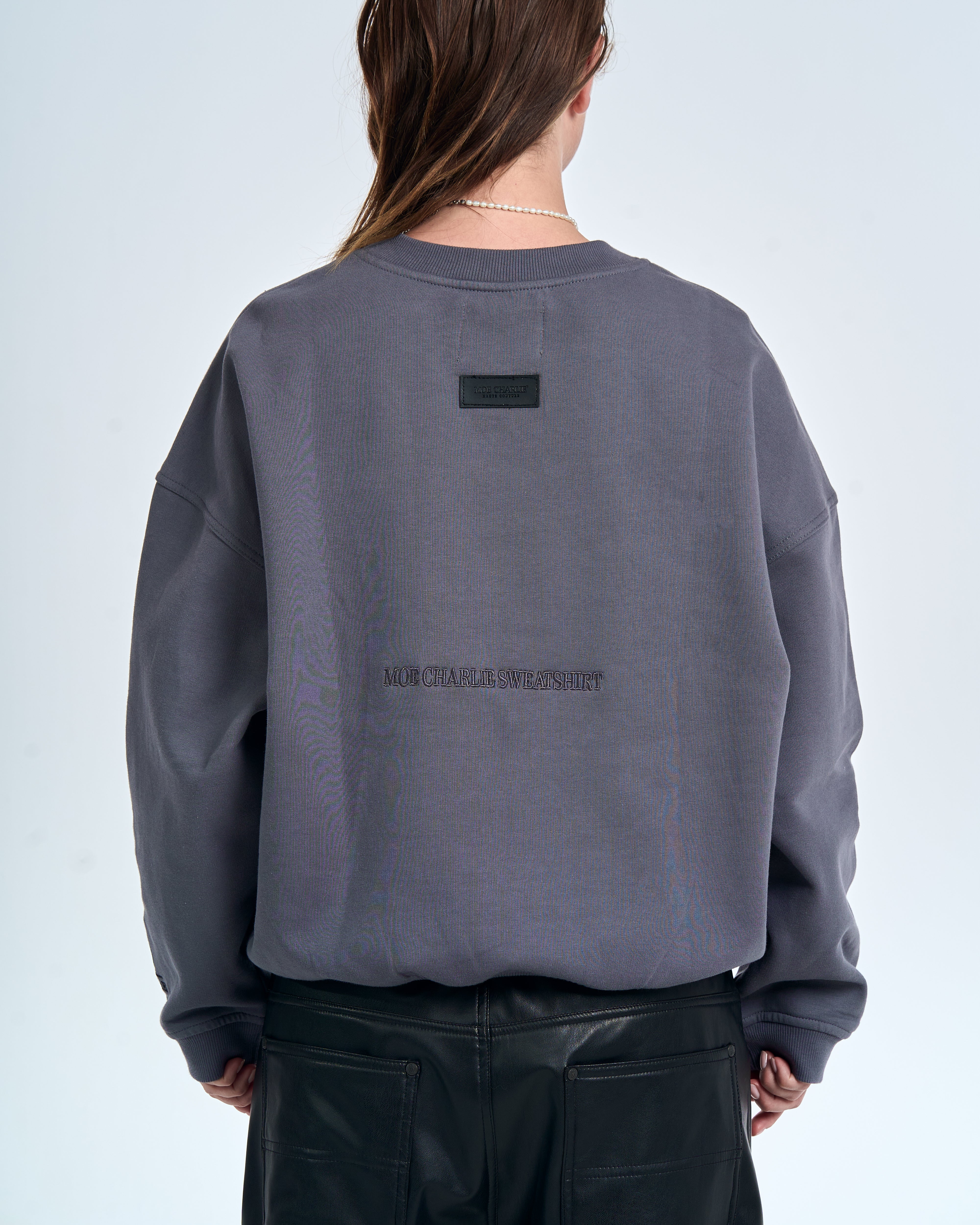 MOE CHARLIE Sweatshirt Grau Born in Exile, Rückenansicht weiblich – MOE CHARLIE SWEATSHIRT Schriftstickerei