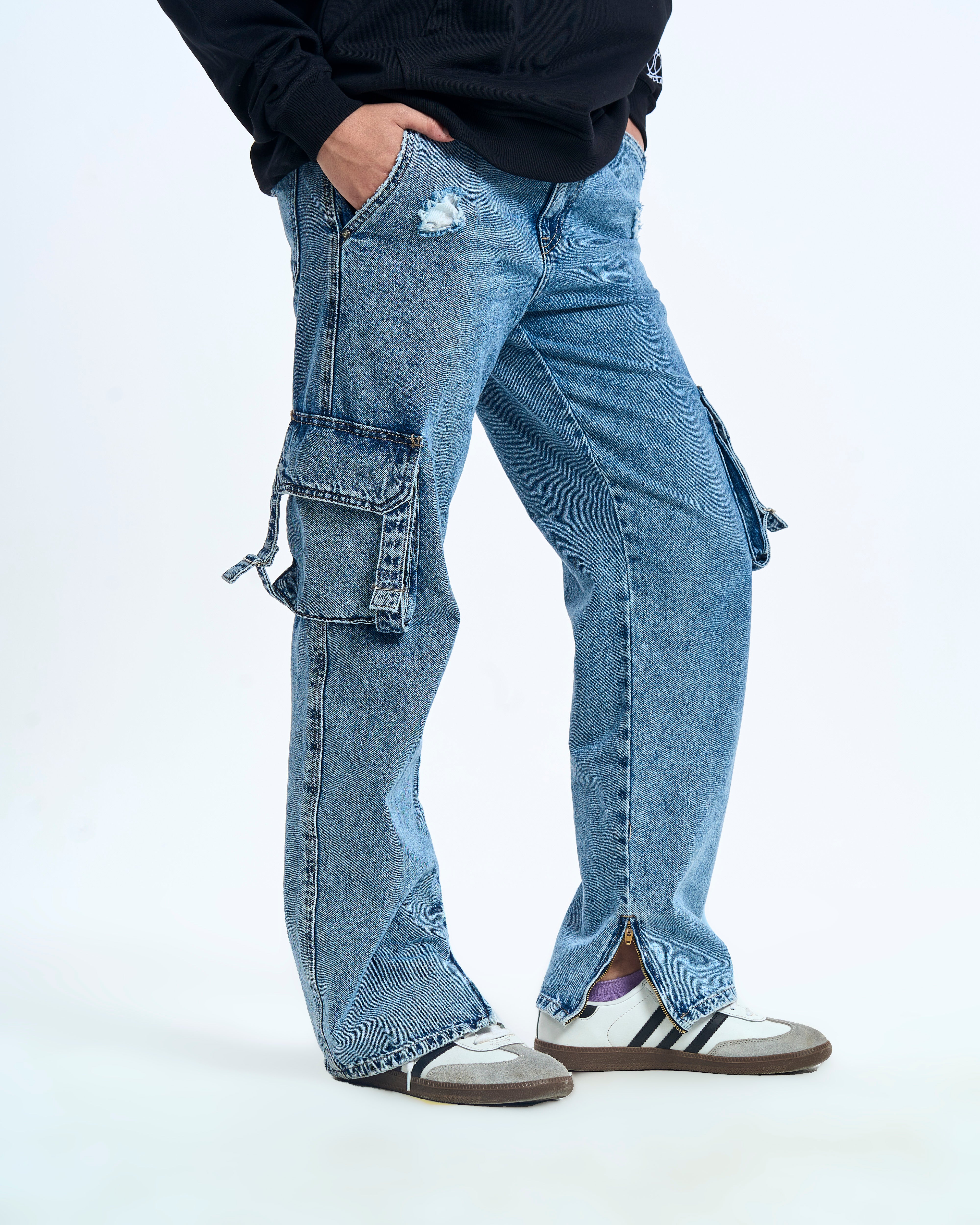 MOE CHARLIE Ice Cargo Denim seitlich-vorne – helle Eiswäsche, Cargo-Flap-Pocket, Knöchelreißverschluss, Samba