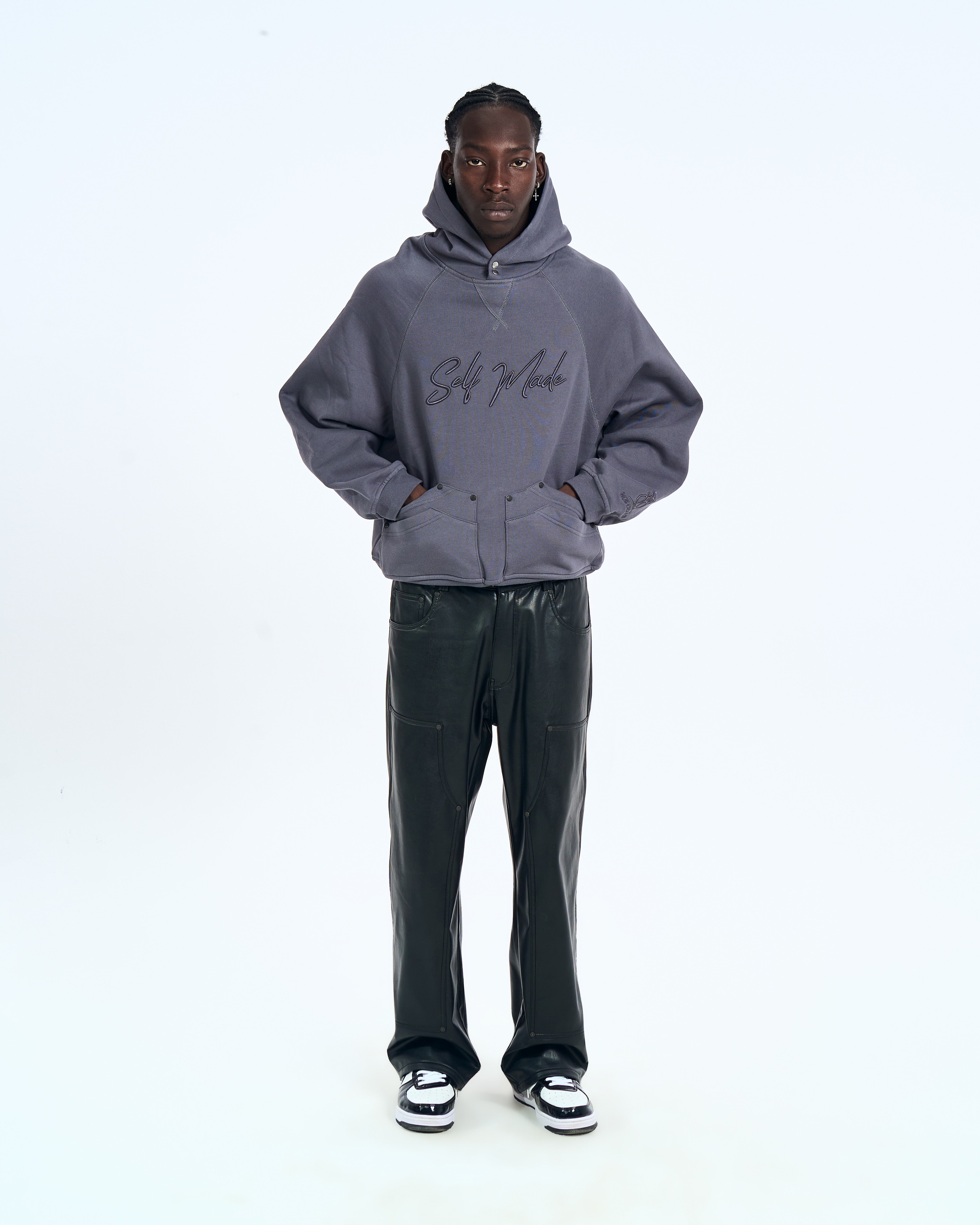 MOE CHARLIE Cangaroo Hoodie Grau, entspannte Frontpose mit Händen an den Taschen, Oversize-Schnitt