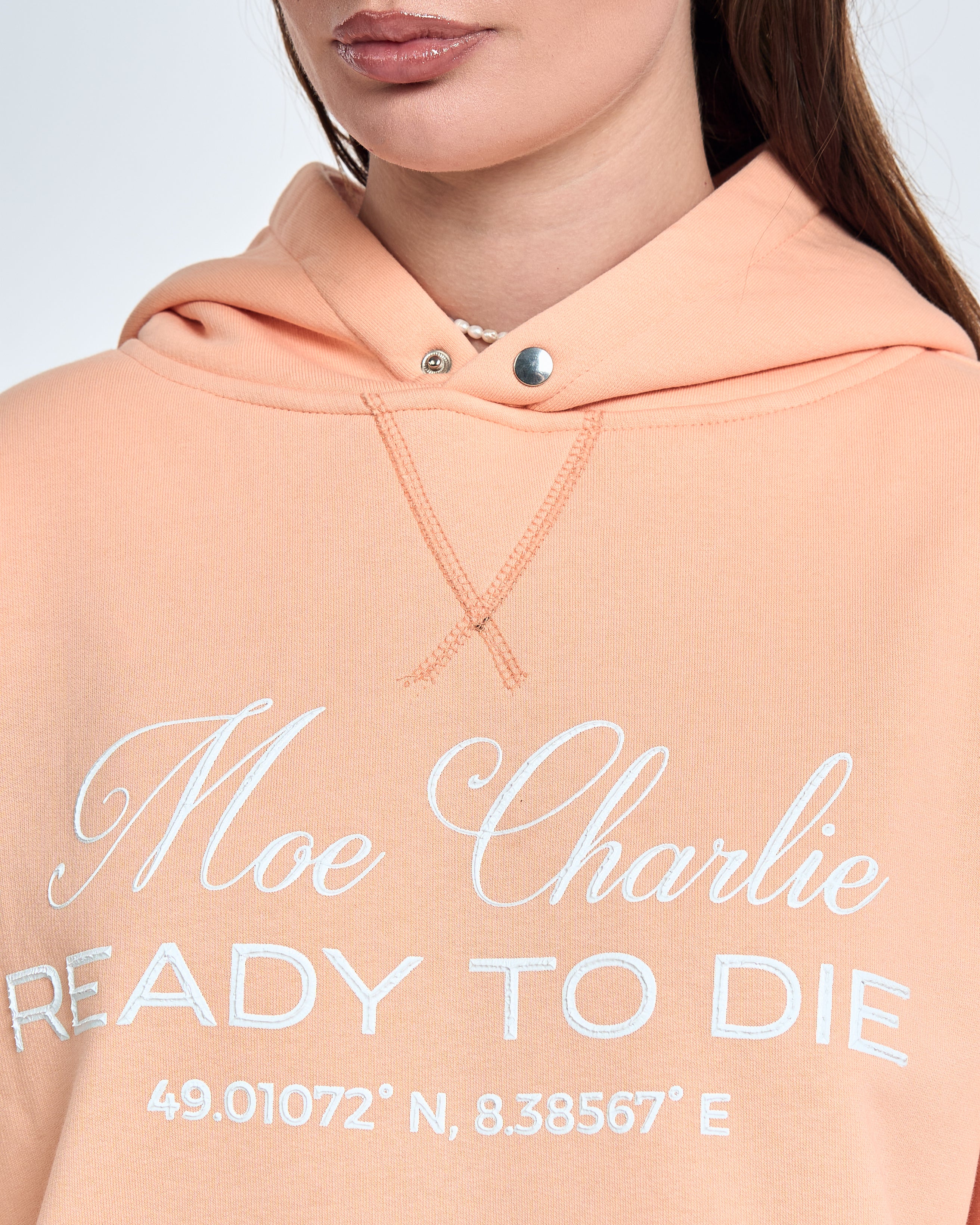 Detailaufnahme Frontdruck Ready to Die Hoodie MOE CHARLIE in Peach – weißer Schriftzug in Nahaufnahme
