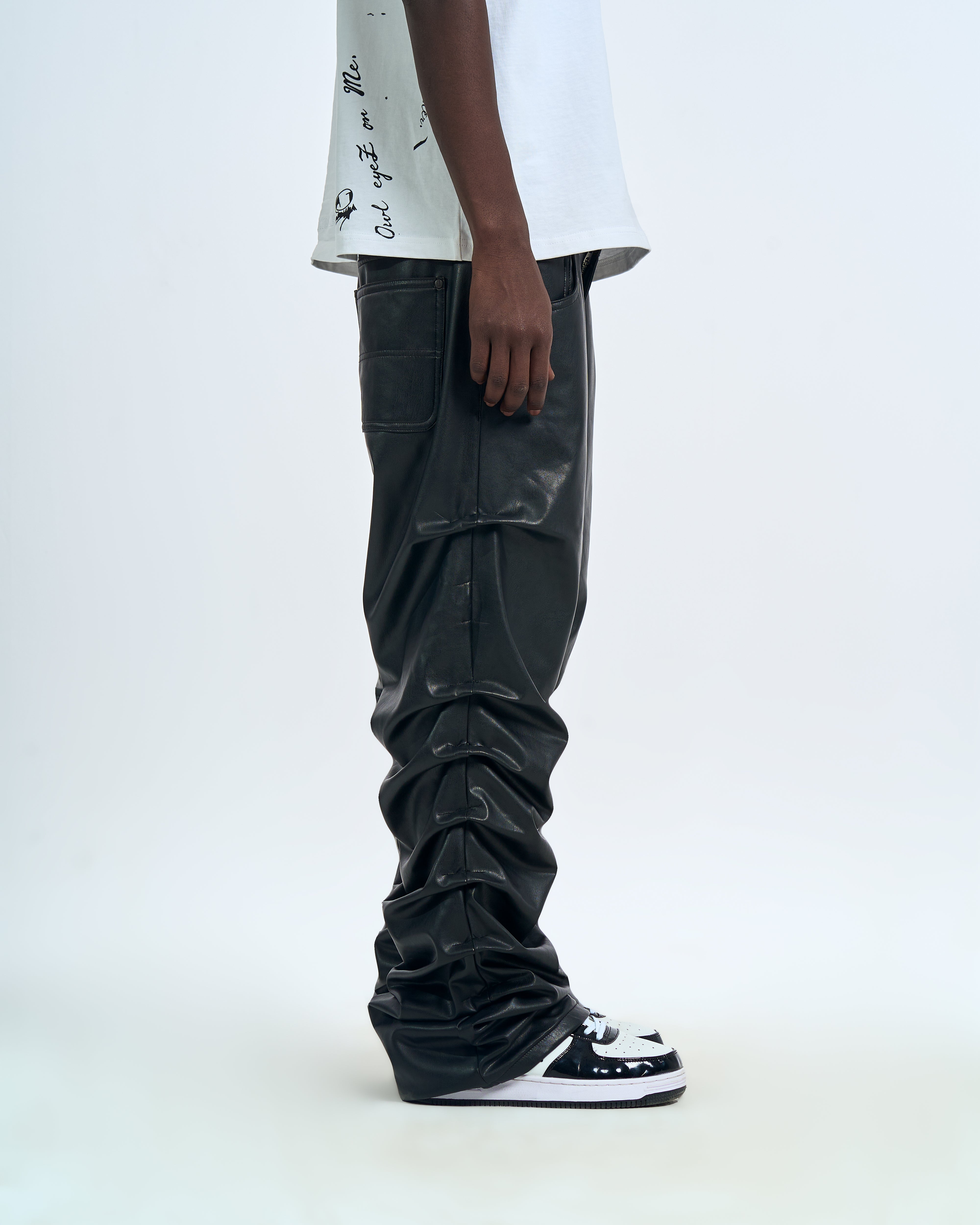 Crow Leather Pants Schwarz MOE CHARLIE, rechte Seitenansicht maennlich, Stacking am Unterschenkel