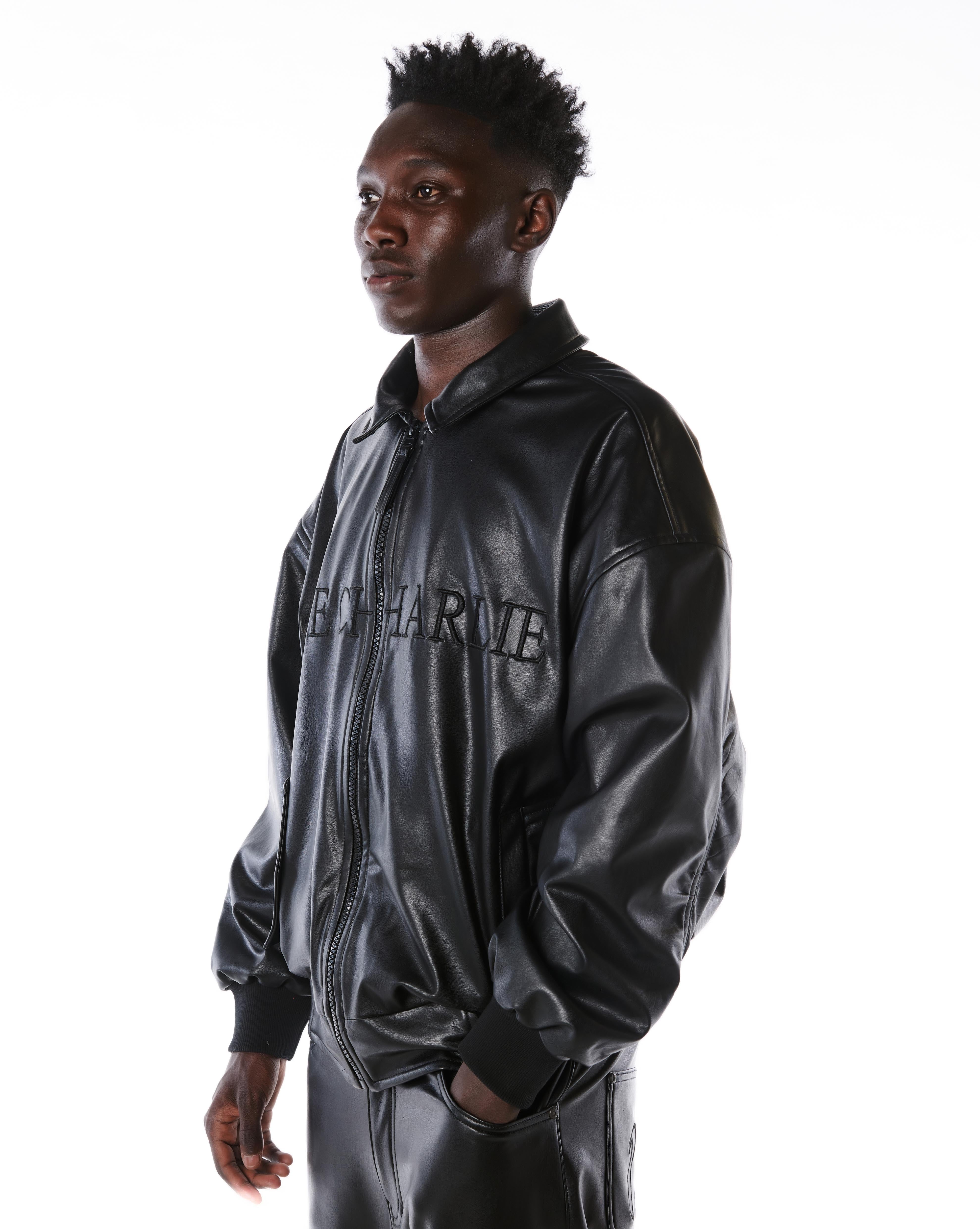 MOE CHARLIE Schwarze Lederjacke, Seitenprofil mit geöffnetem Reißverschluss, Ärmel und Kragen seitlich zu sehen