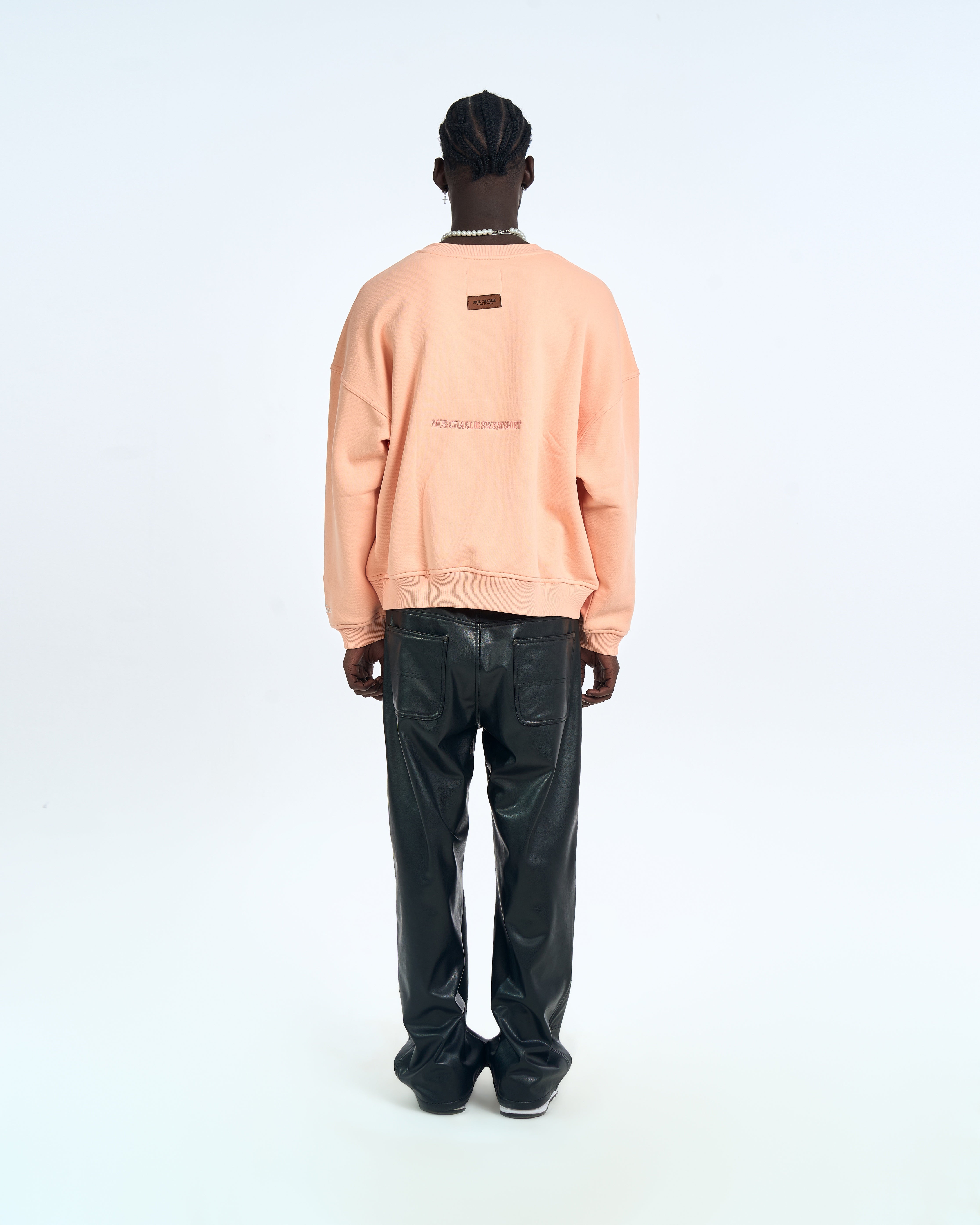 MOE CHARLIE Born In Exile Sweater Peach – Rückenansicht Herren, Lederpatch oben, Stickerei Rücken, Lederhose