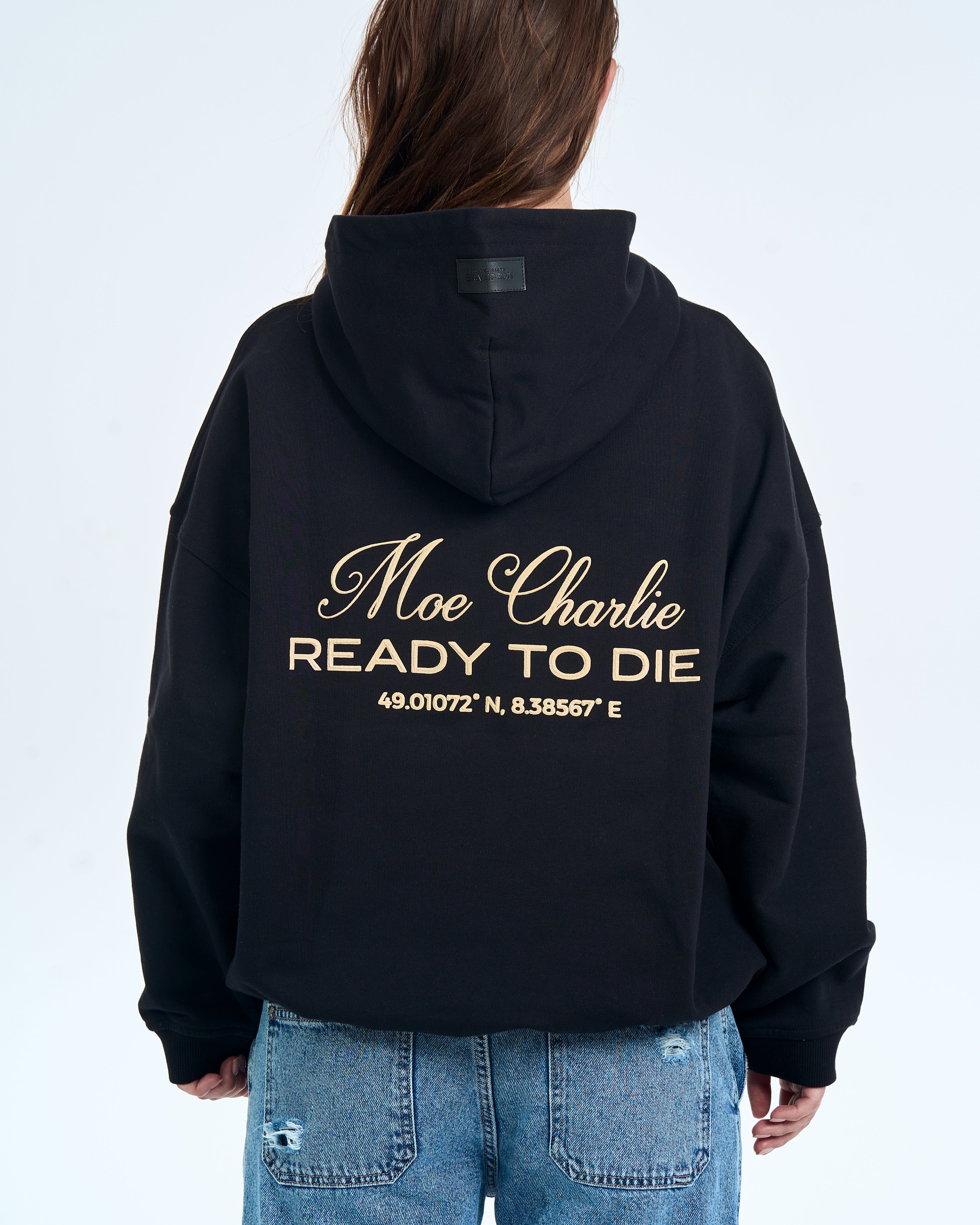MOE CHARLIE Ready to Die Hoodie Schwarz, Rückenansicht mit gold-cremem Schriftzug und Koordinaten-Print
