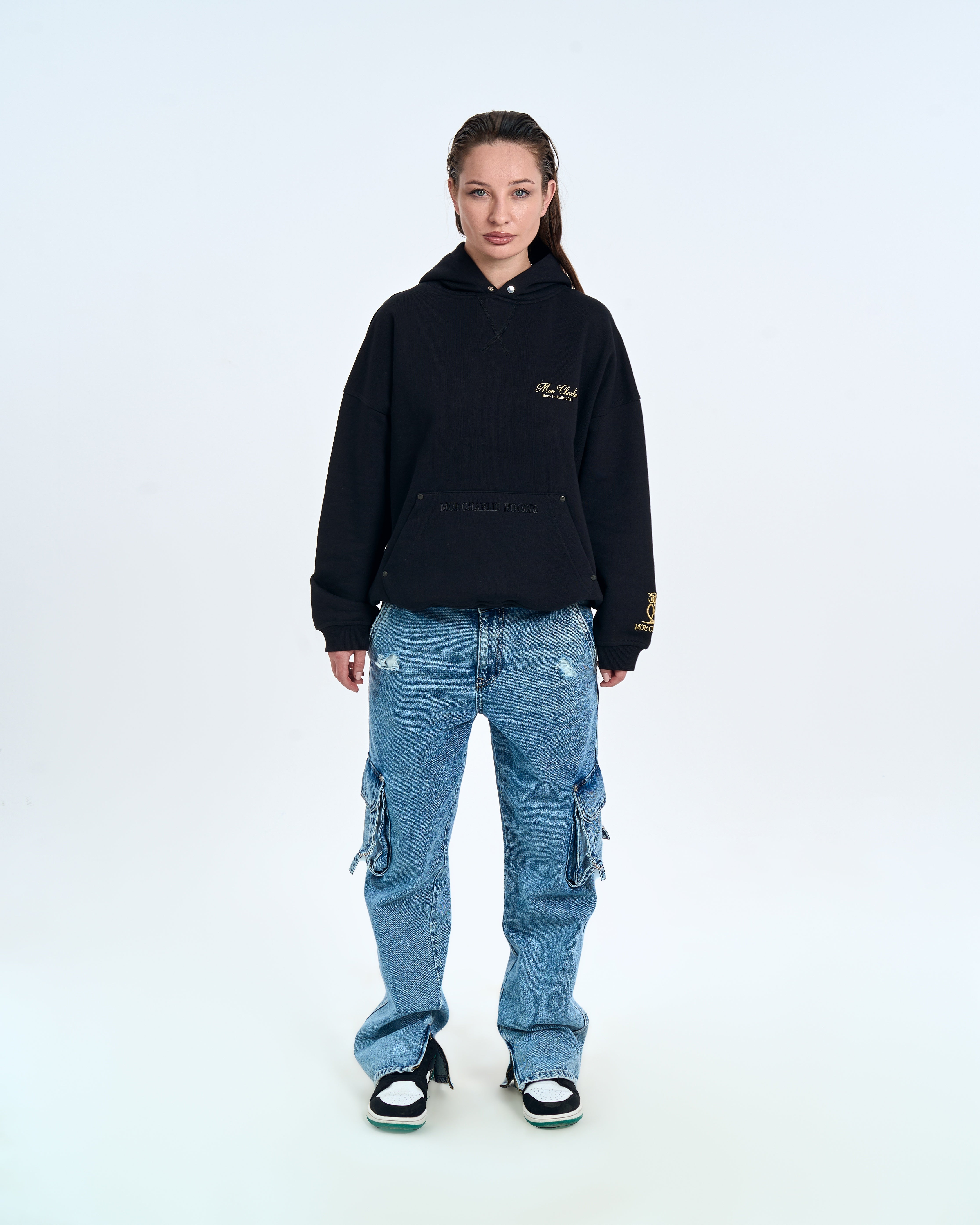 Ready to Die Hoodie MOE CHARLIE Schwarz, Frontansicht mit Born-In-Exile-Stickerei auf der Brust, Cargo-Jeans