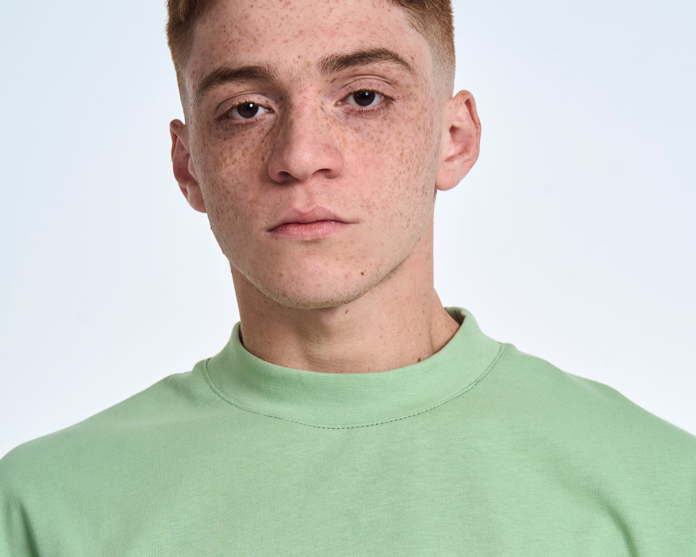 Portrait-Aufnahme MOE CHARLIE Basic T-Shirt Mintgrün – junger männlicher Model