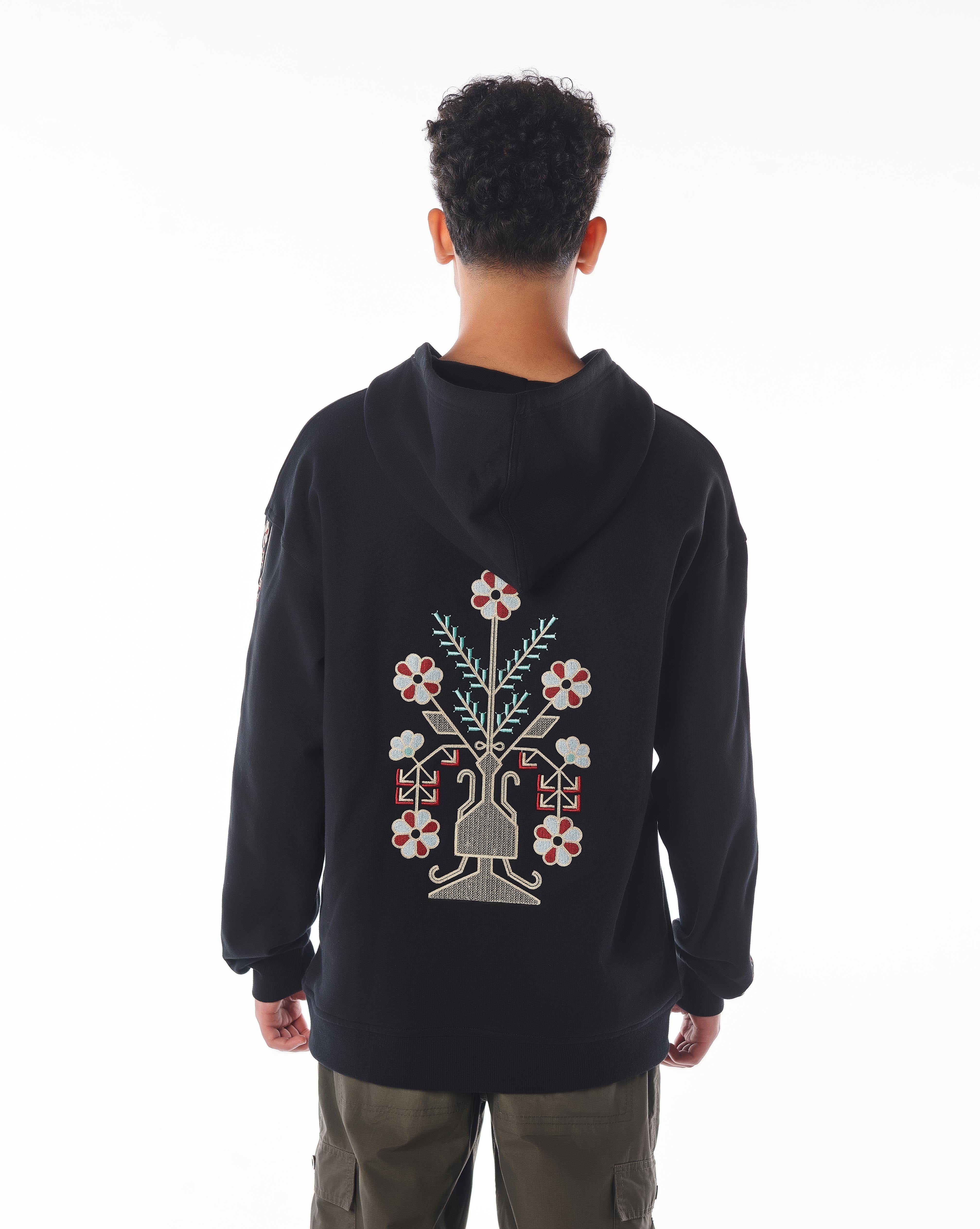 Rückenansicht des MOE CHARLIE Culture Zip-Hoodies, großes Blumen-Vasen-Stickmotiv in Weiß und Rot auf schwarzem Rücken