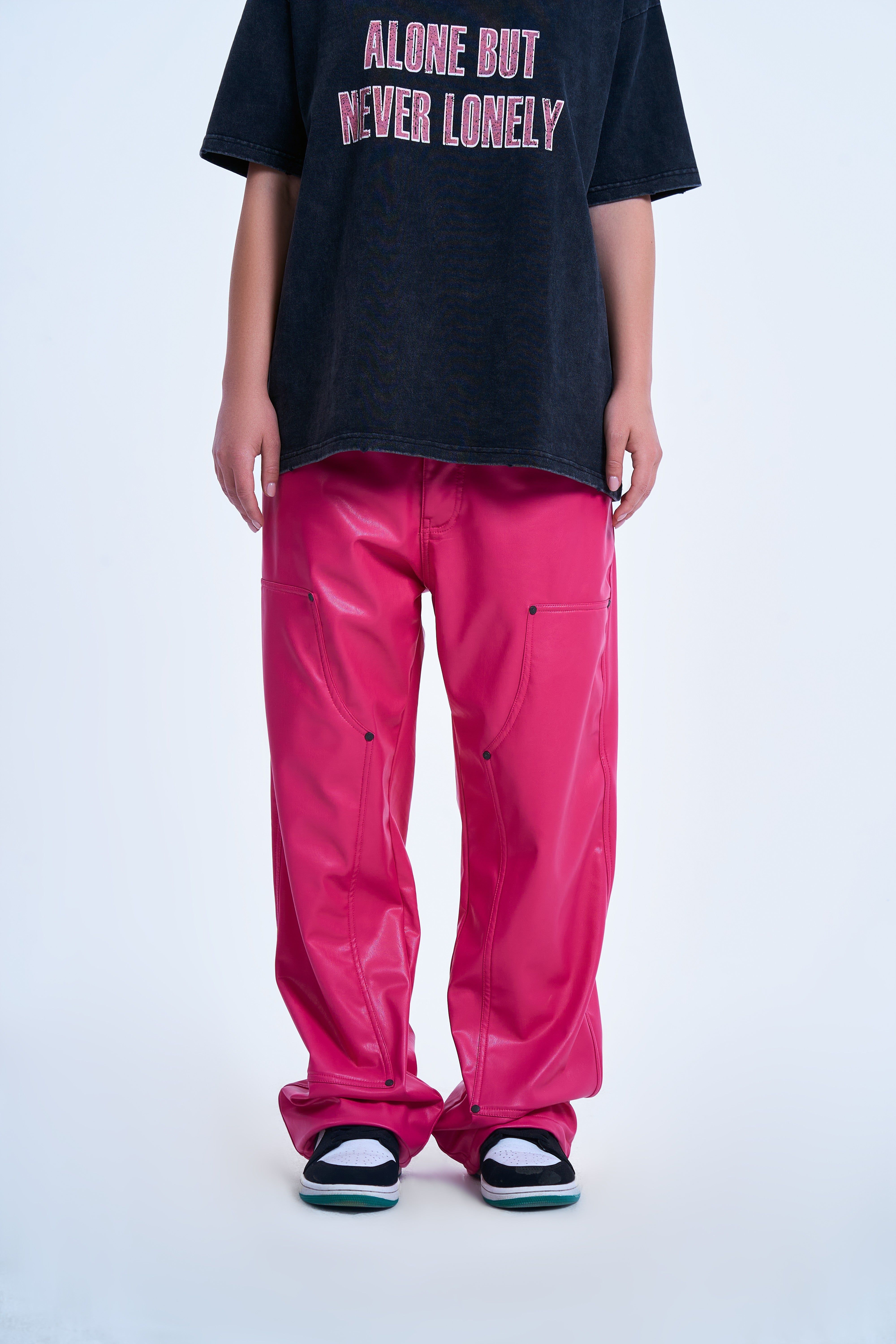 Carpenter Leather Pants MOE CHARLIE Pink, weibliche Frontansicht ab Hueft, kraeftiges Pink und Carpenter-Taschen