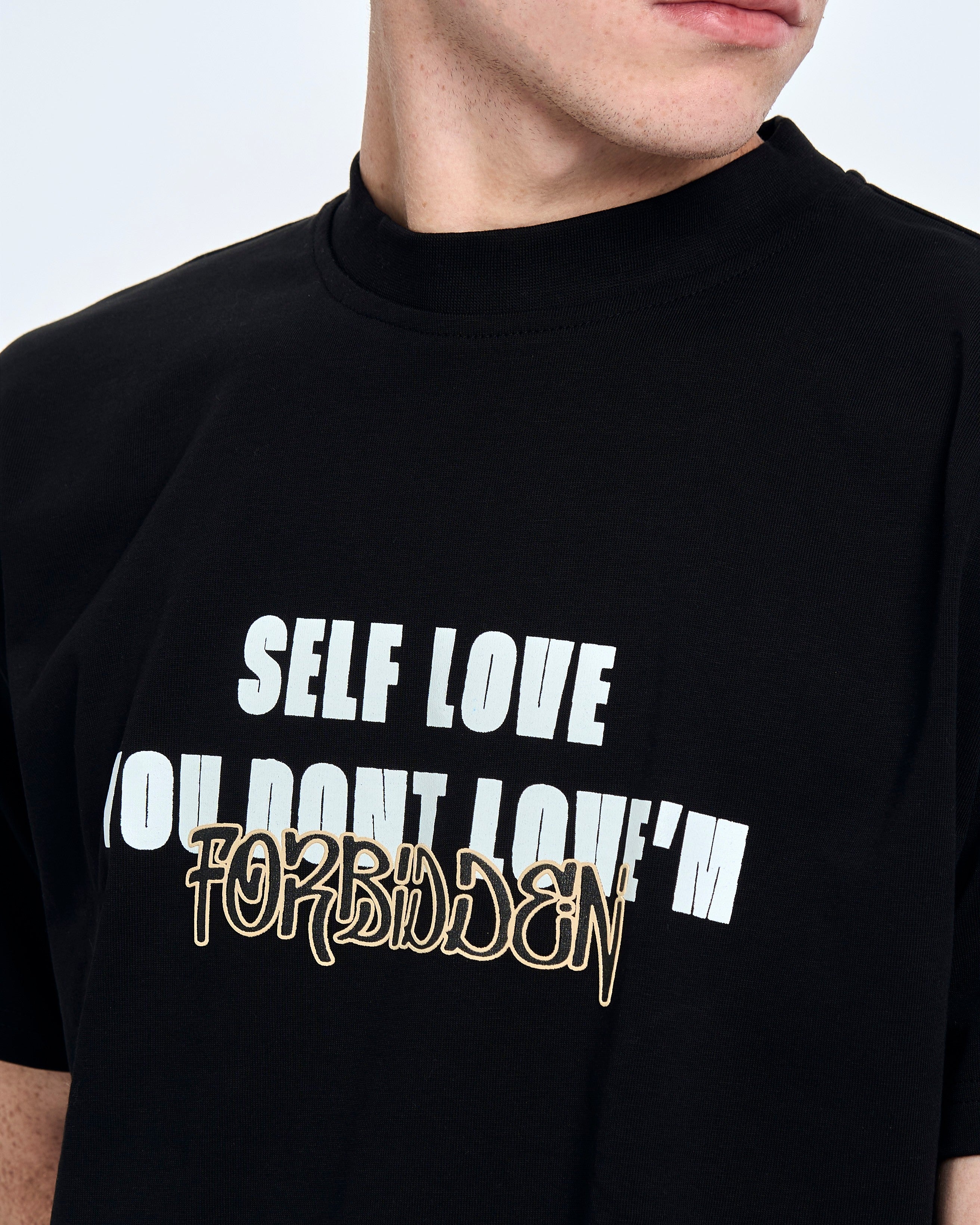 Nahaufnahme Brustprint - SELF LOVE, You Dont Lovem, FORBIDDEN Statement auf schwarzem MOE CHARLIE T-Shirt