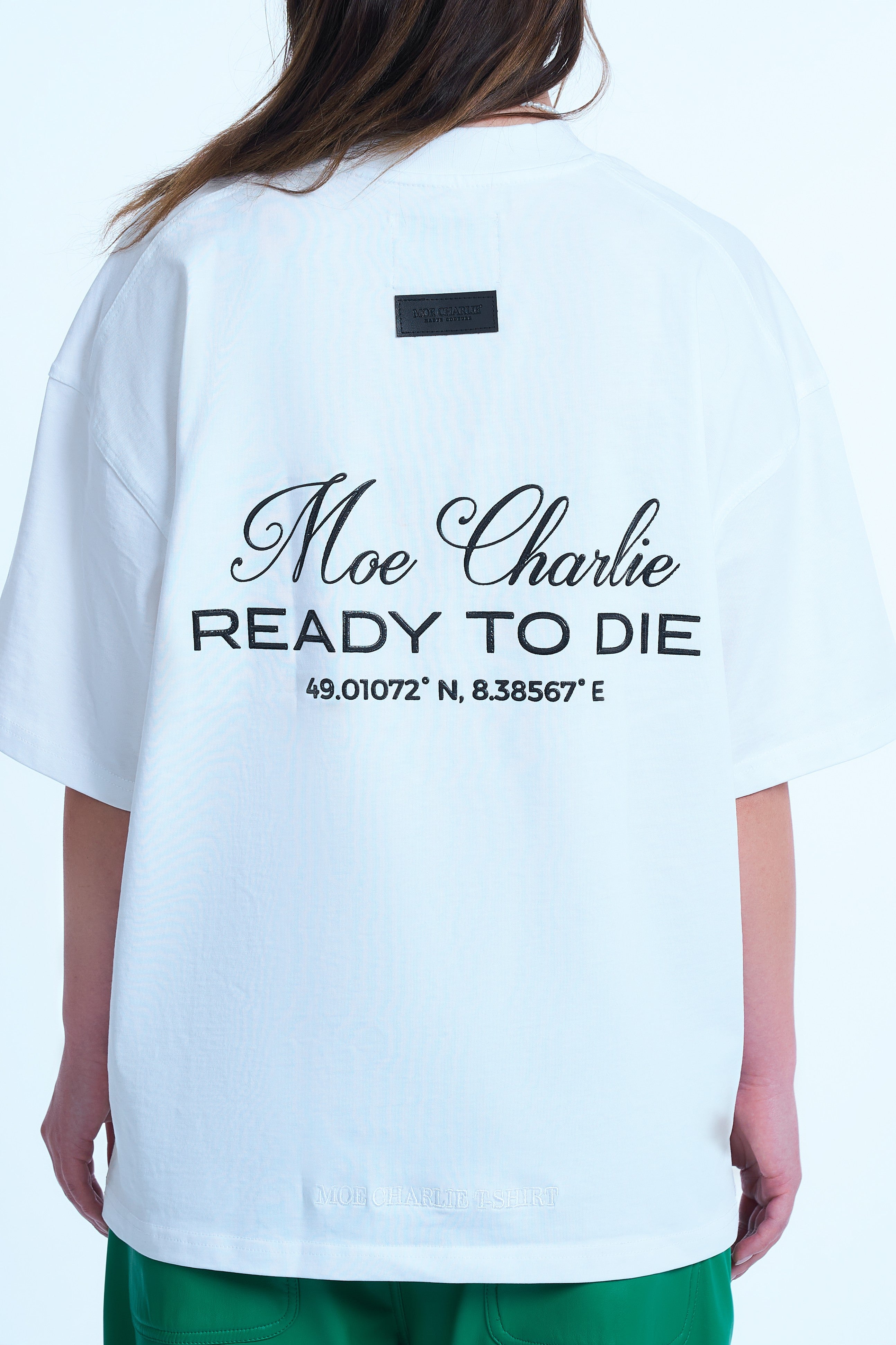 Detailaufnahme Rückenprint MOE CHARLIE Ready To Die T-Shirt Weiß – Haute Couture Label und GPS-Koordinaten Close-Up