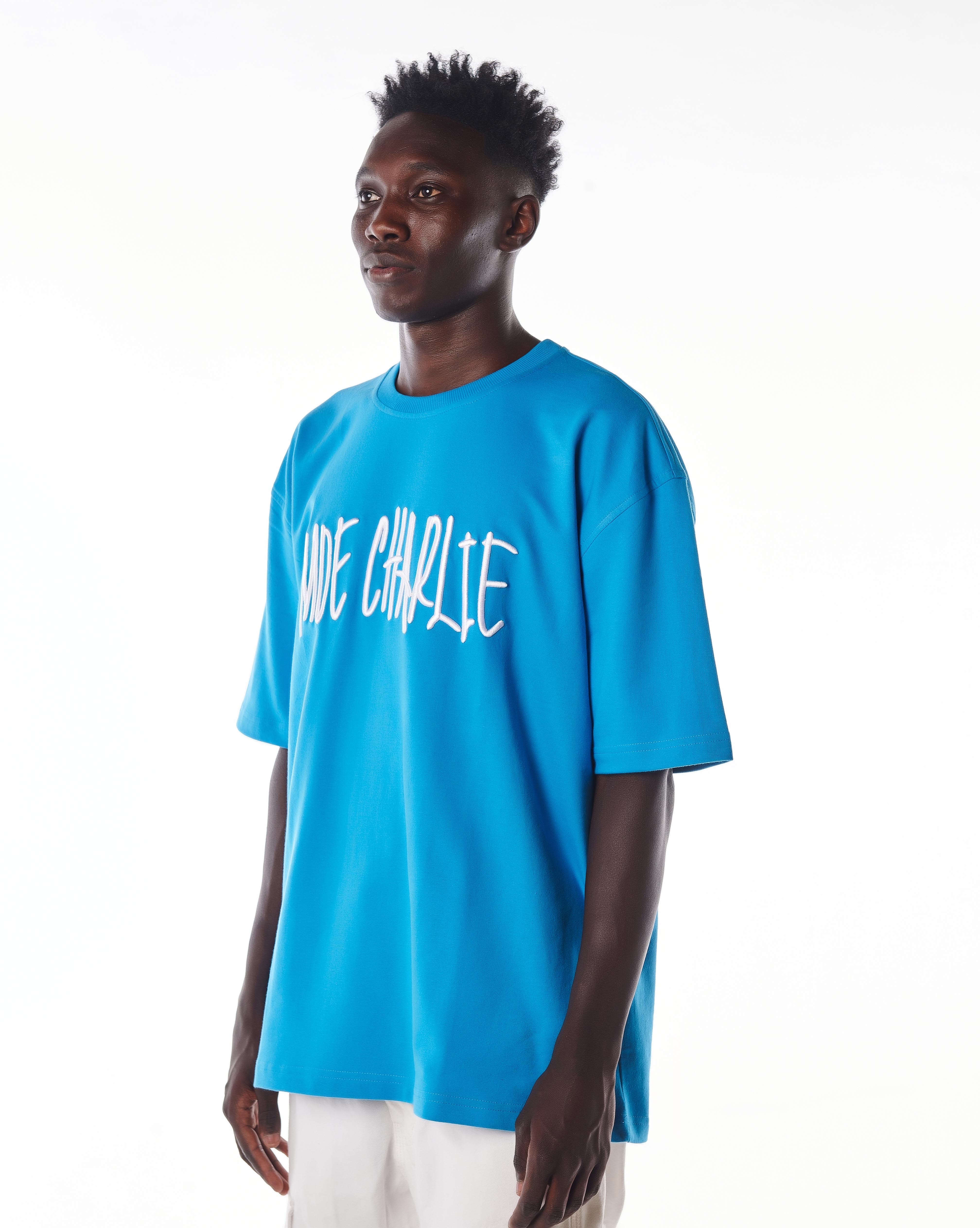 Seitenansicht links MOE CHARLIE Night Life T-Shirt, Frontprint seitlich, Nahaufnahme Oberkörper und Brustprint