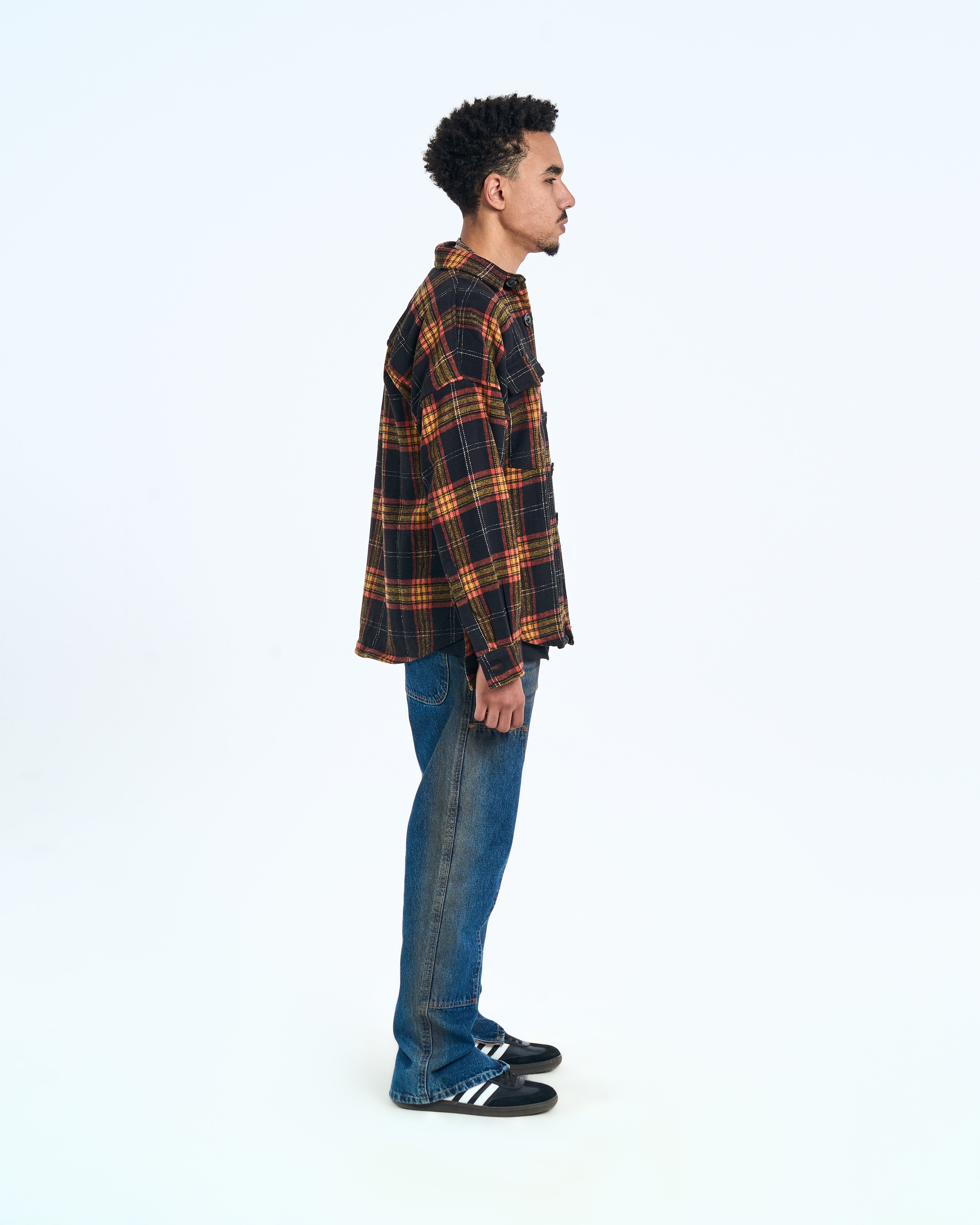 Vintage Flannel Shirt MOE CHARLIE, linke Seitenansicht maennlich, Oversize-Silhouette, Cargo-Jeans