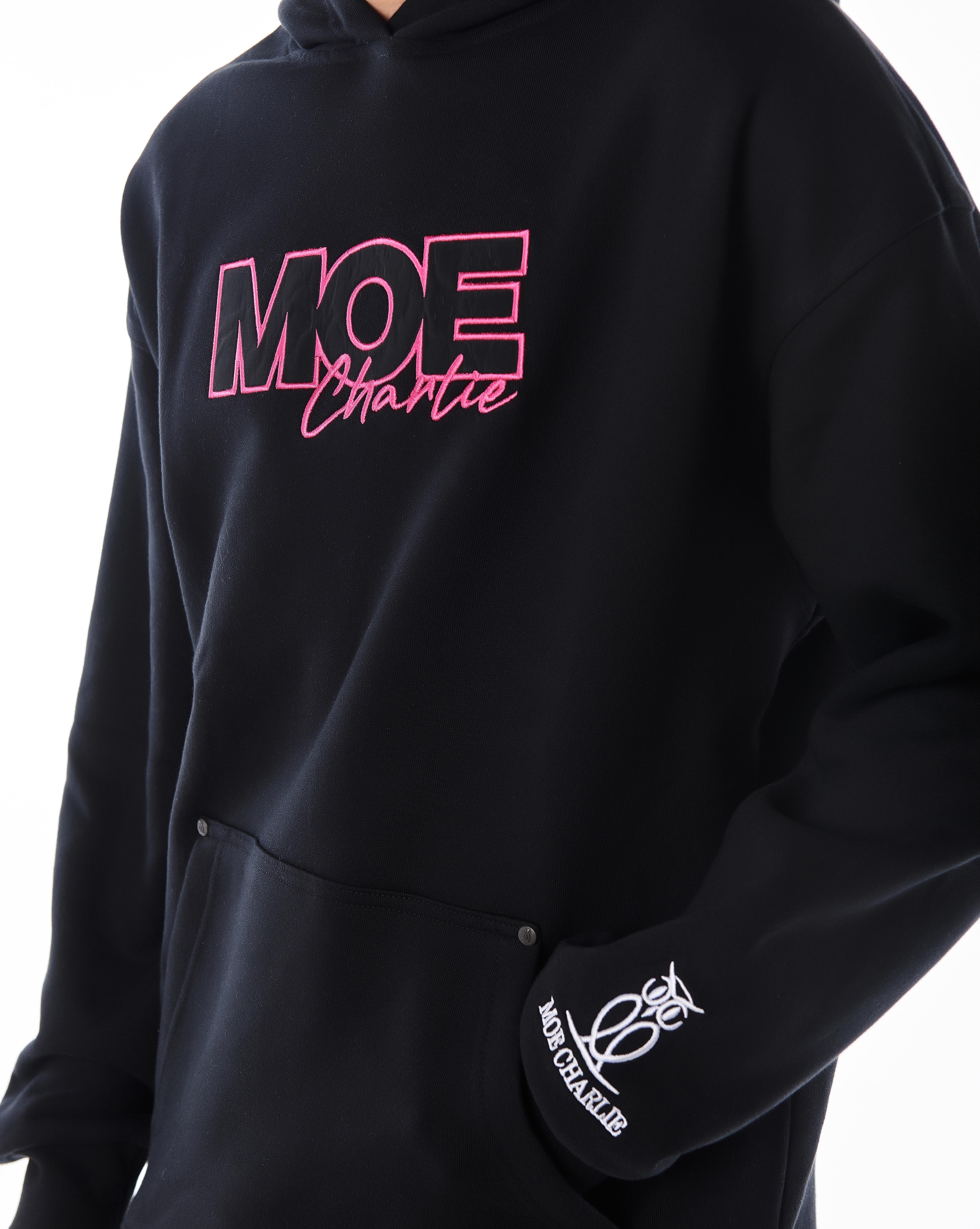 Detailaufnahme Brust-Stickerei MOE CHARLIE Pink Passion Hoodie, pinkes MOE-Logo mit Charlie-Schriftzug, Ärmel-Detail