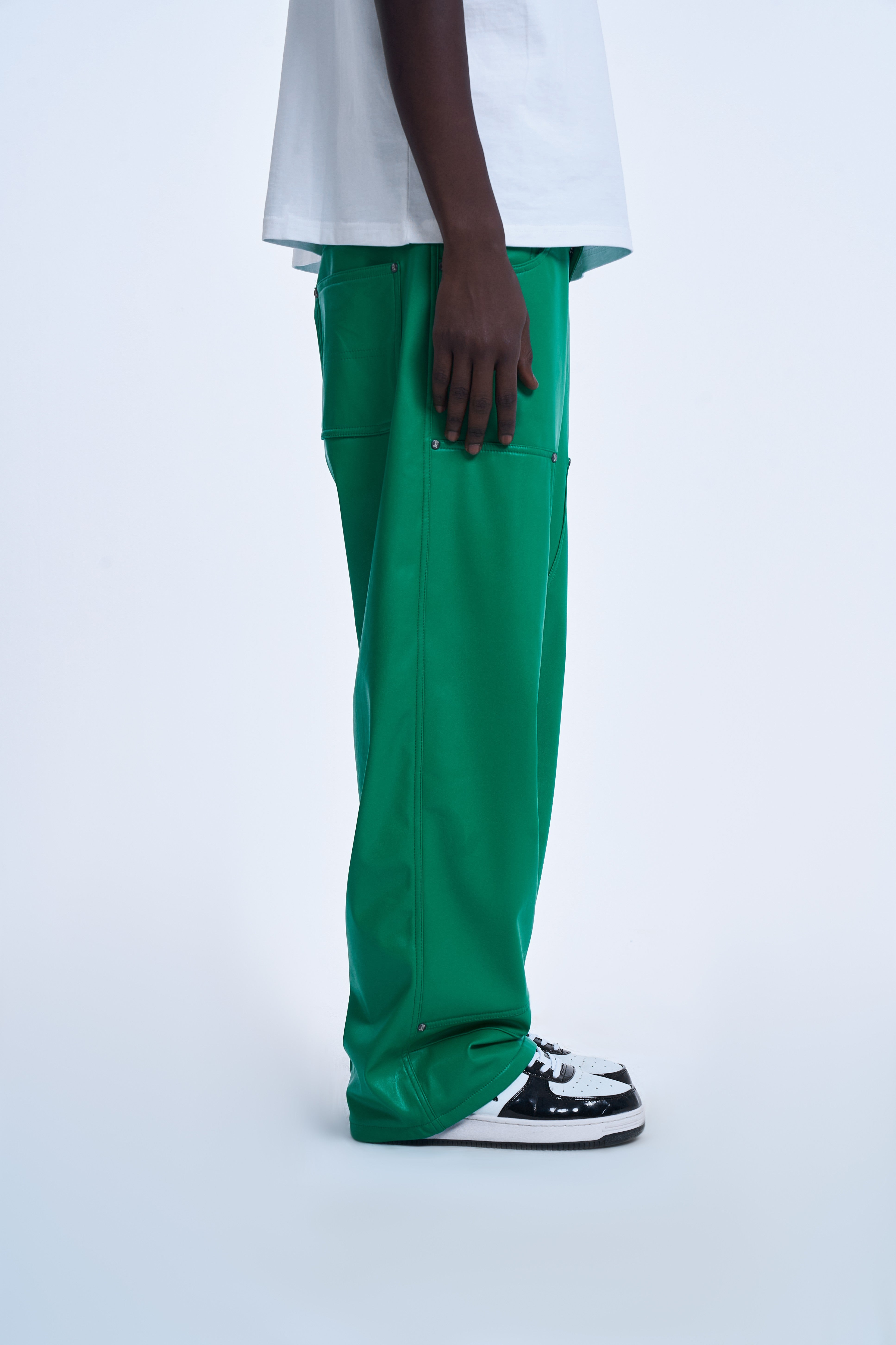 MOE CHARLIE Carpenter Pants Gruen, rechte Seitenansicht männlich, Hand in Tasche, weite kräftige Silhouette