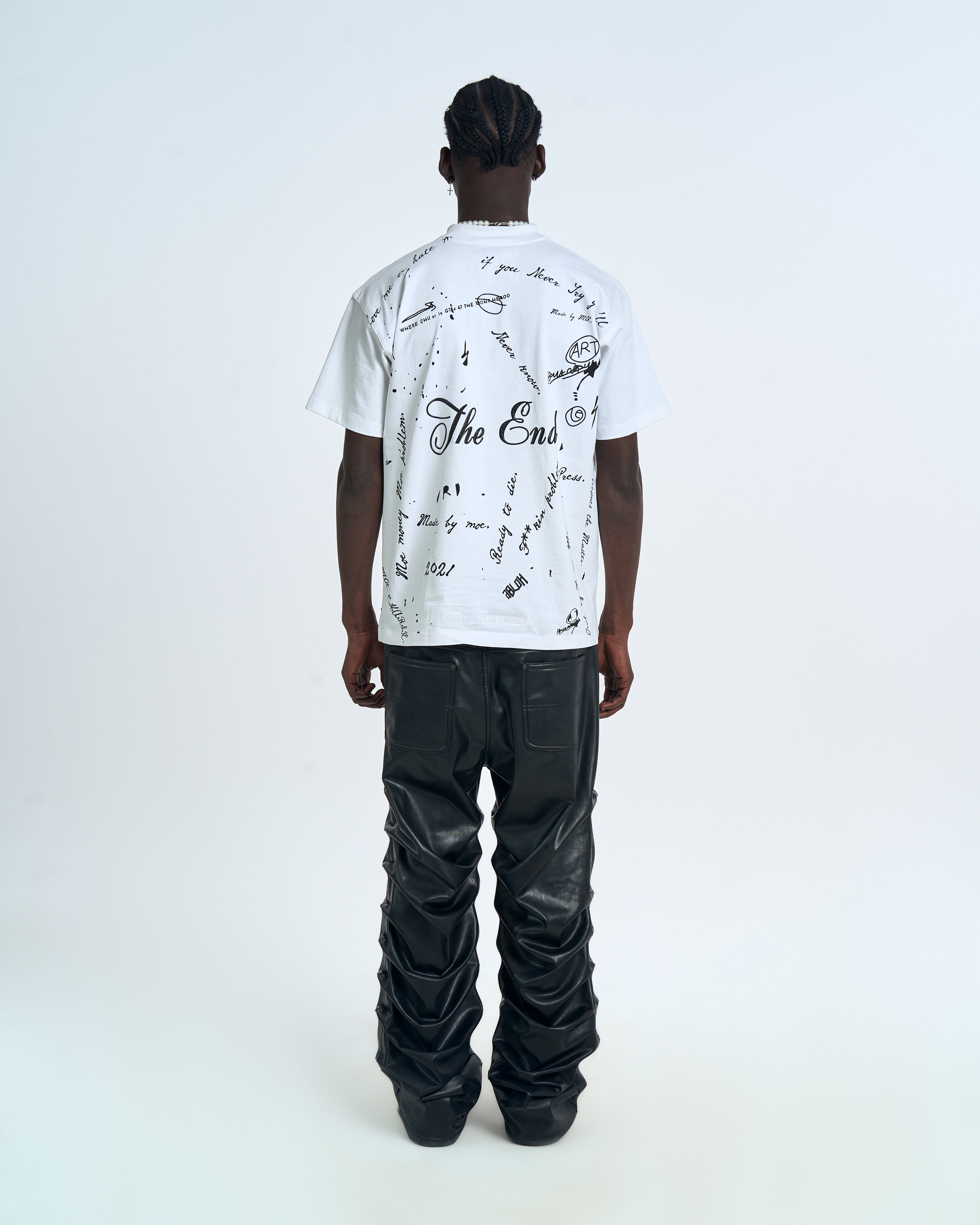 Rückenansicht MOE CHARLIE Self Made Shirt – allover schwarzer Graffiti-Handschrift-Print, The End zentriert, Lederhose