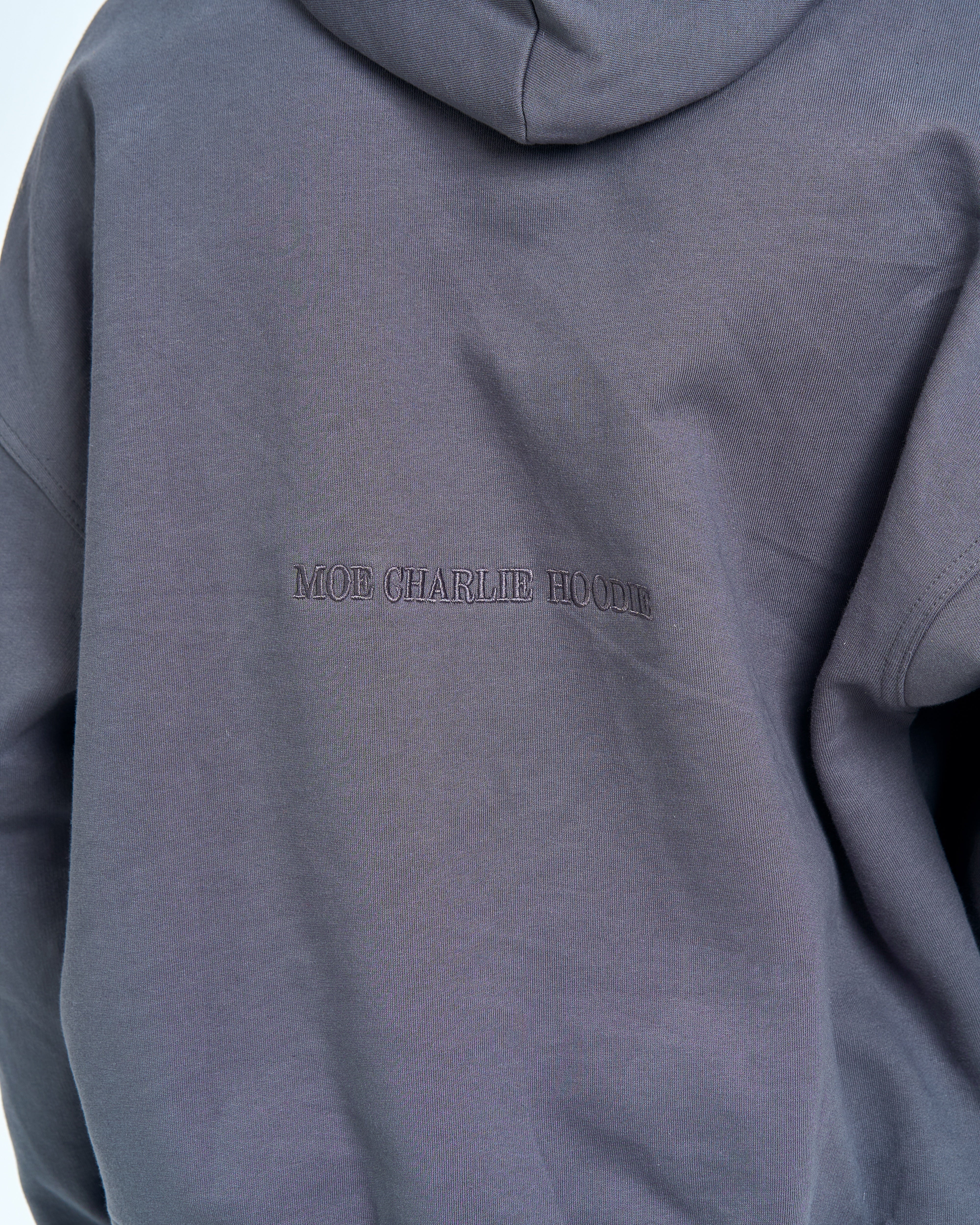 Rueckenpartie MOE CHARLIE Hoodie Born in Exile Grau - tonale MOE CHARLIE HOODIE Schriftstickerei im Detail