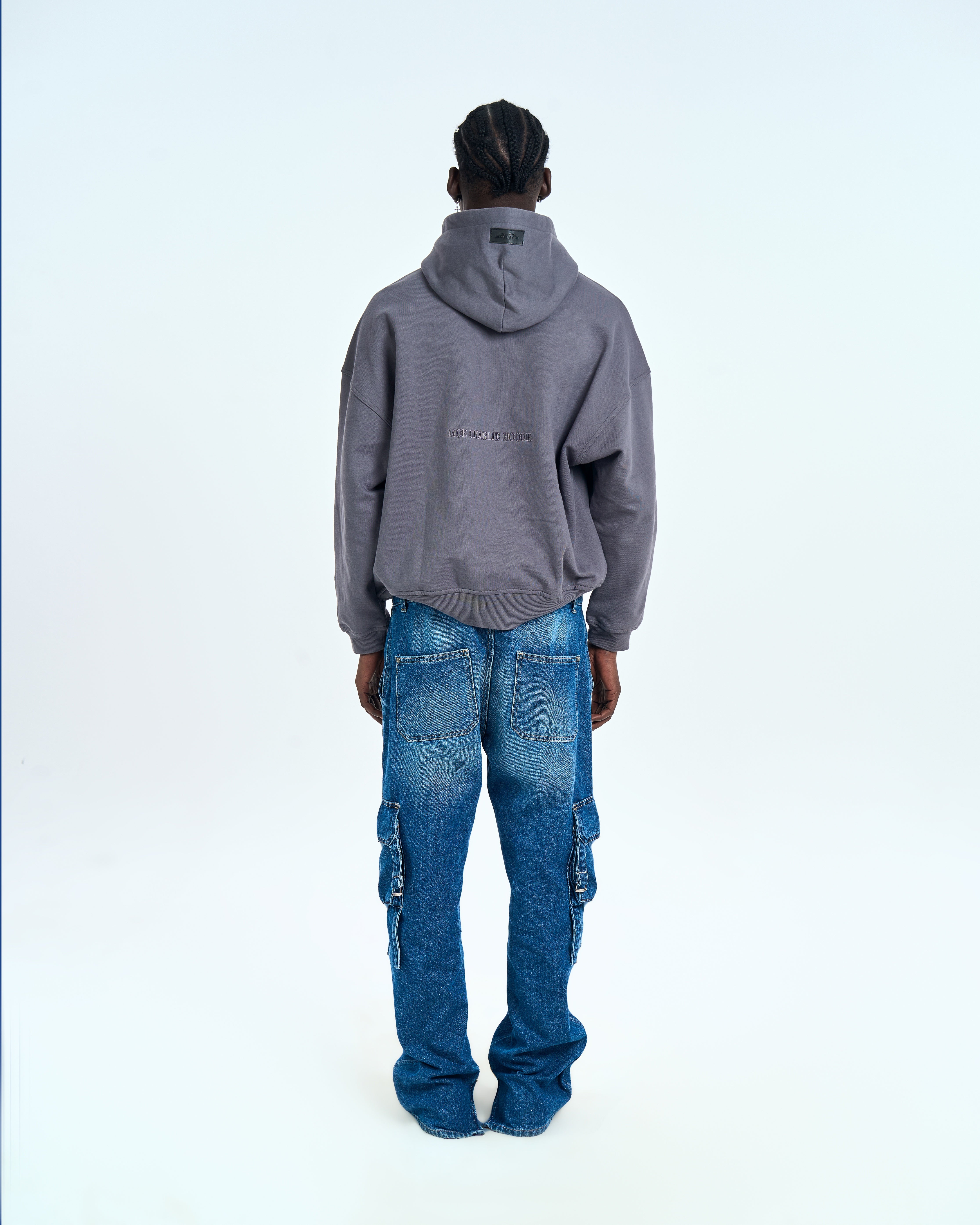 Rueckenansicht Born in Exile Hoodie MOE CHARLIE Grau - MOE CHARLIE HOODIE Rueckenstickerei, Cargo-Jeans