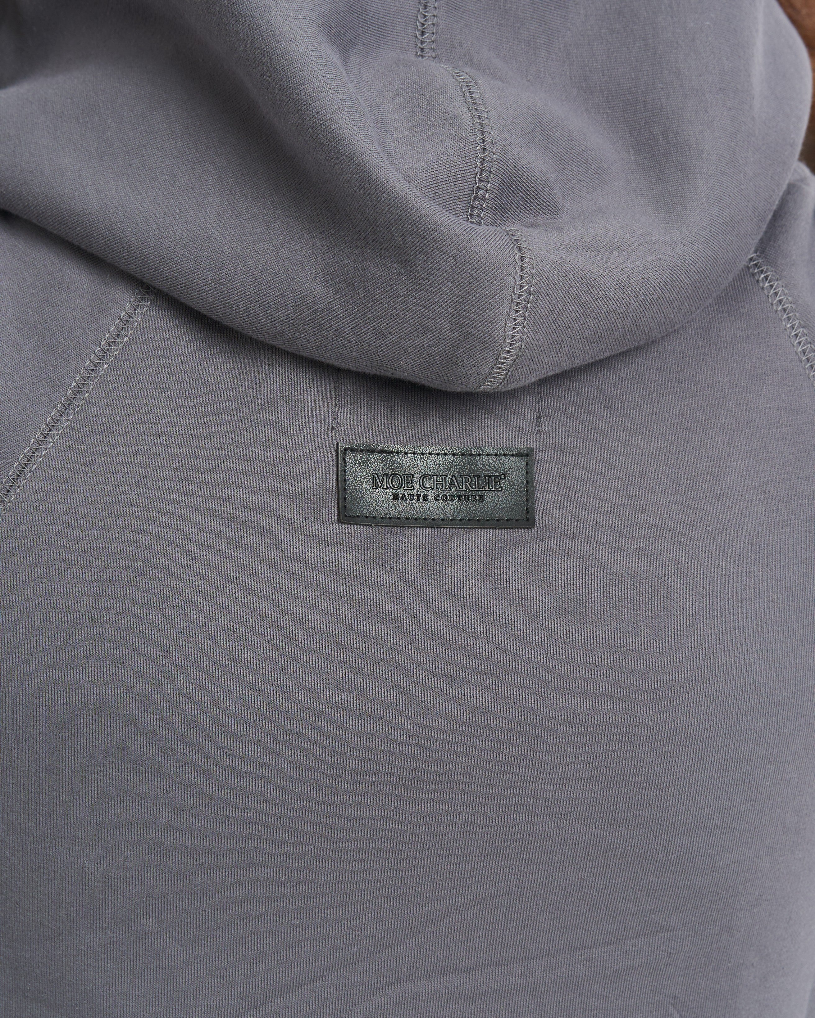 Rückenpartie Cangaroo Hoodie MOE CHARLIE Grau – MOE CHARLIE Patch auf dem Rücken