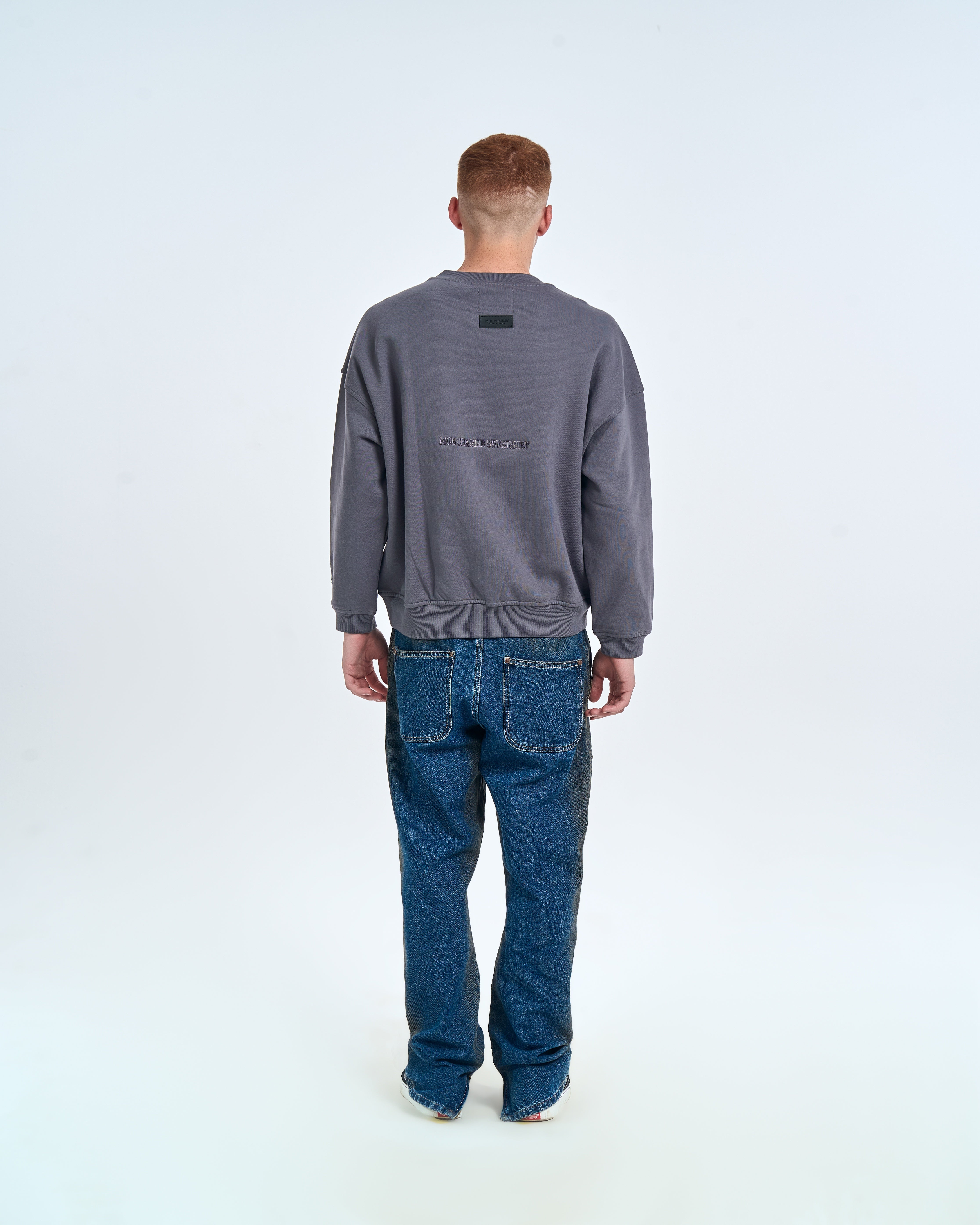 Rückenansicht Born in Exile Sweatshirt MOE CHARLIE Grau – schwarzes Leder-Label und Rückenstickerei sichtbar