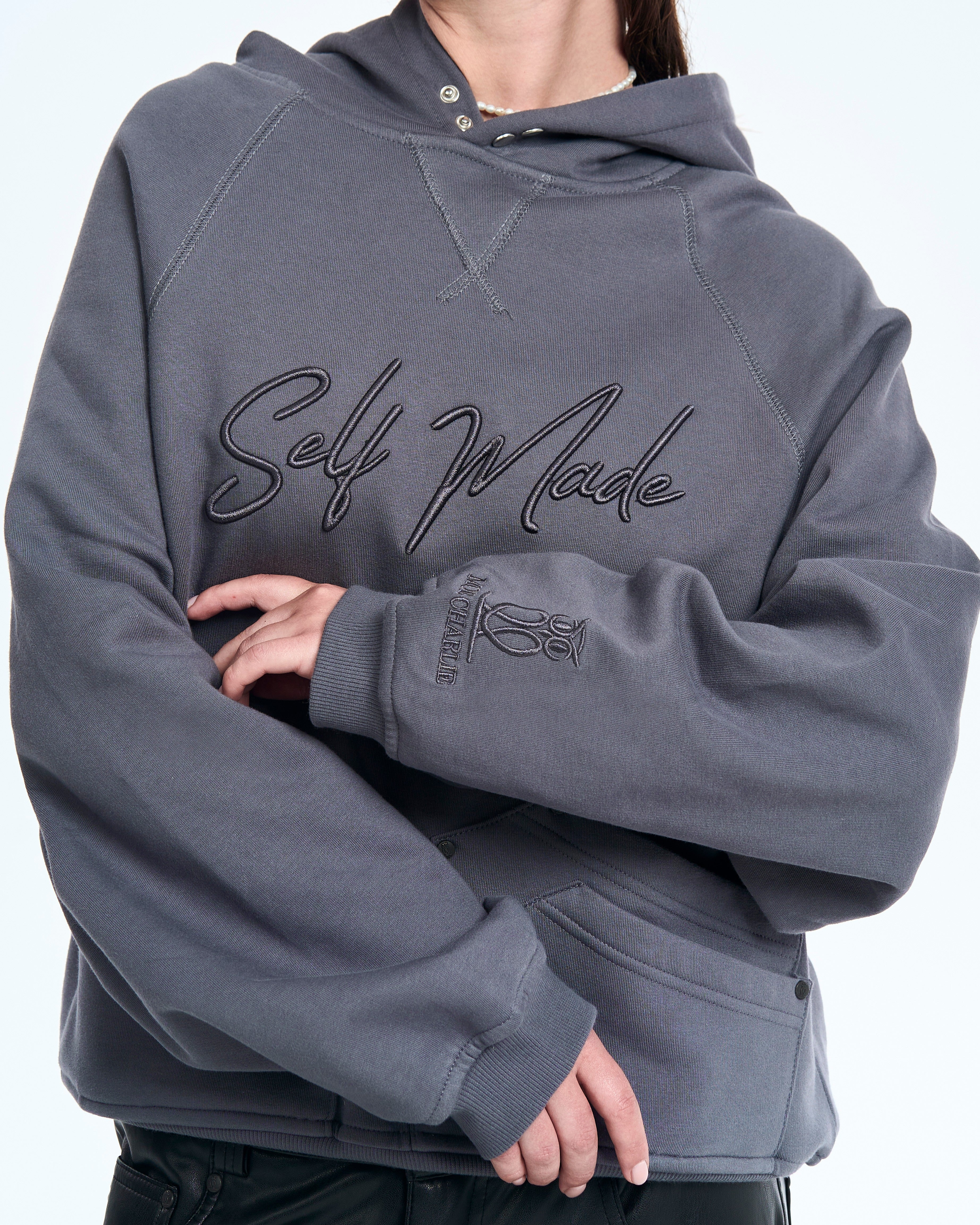 Cangaroo Hoodie MOE CHARLIE Grau, weibliche Trägerin, Self-Made-Stickerei und Sleeve-Logo, Perlenkette